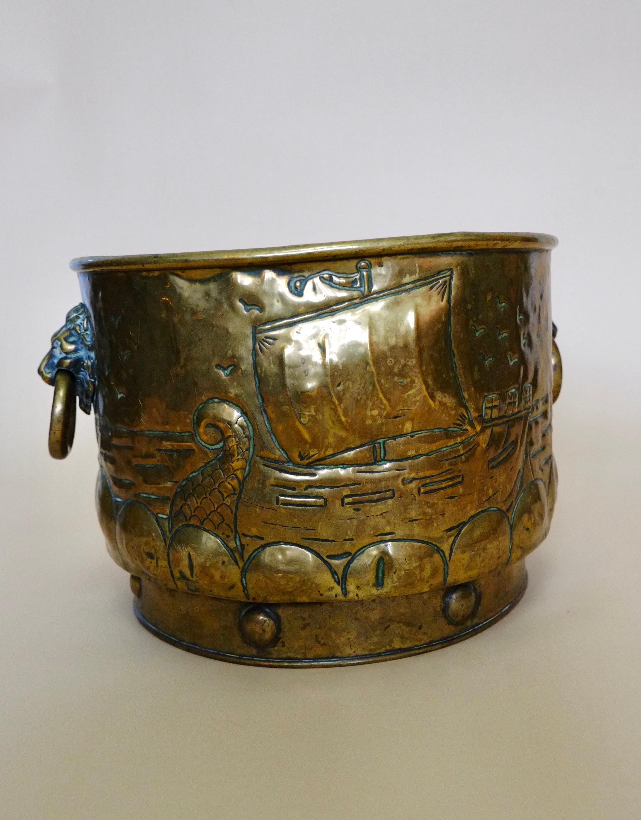 20th Century Large English Brass Lion Head Coal Bucket - Fireside log bucket For Sale