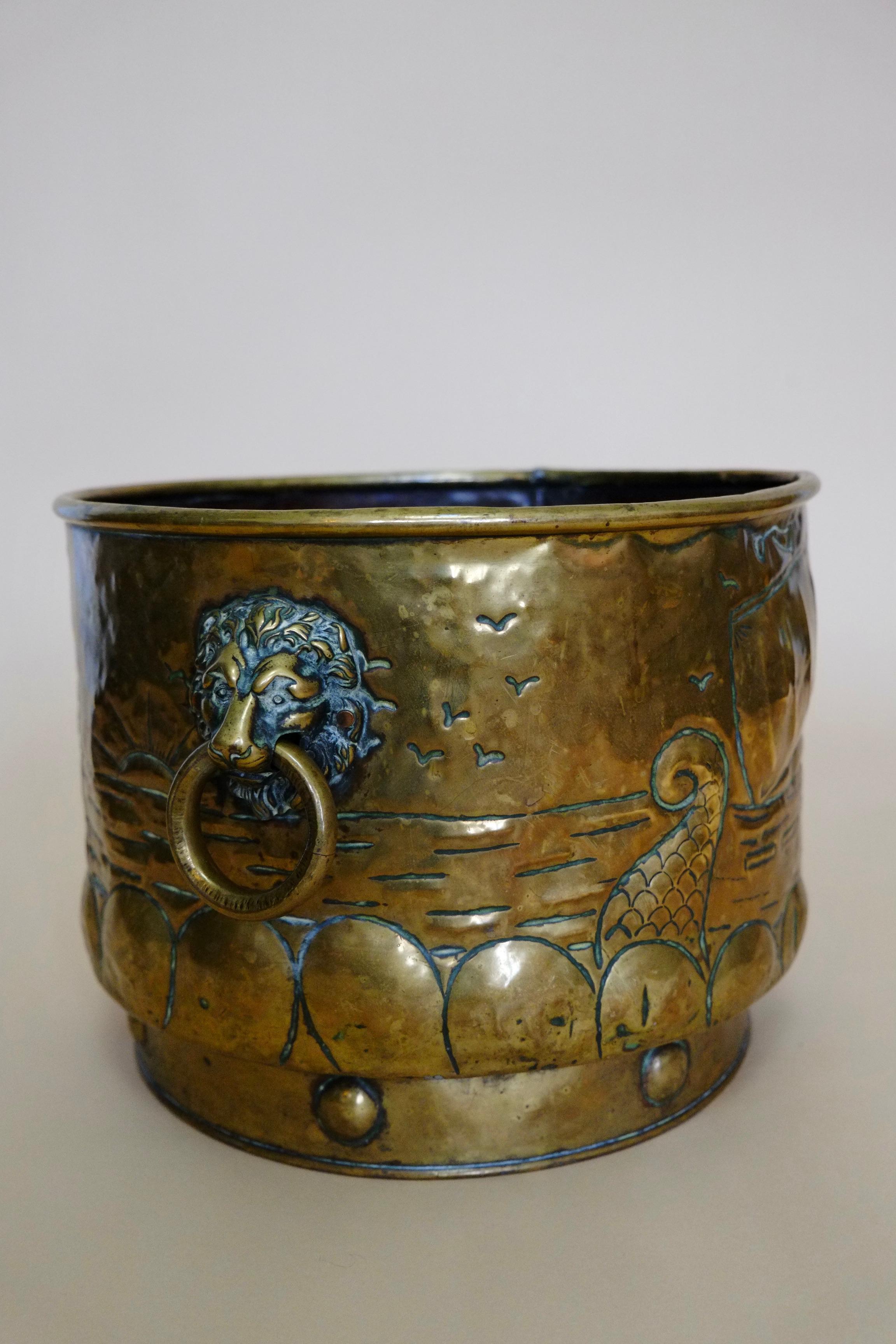 Large English Brass Lion Head Coal Bucket - Fireside log bucket For Sale 2