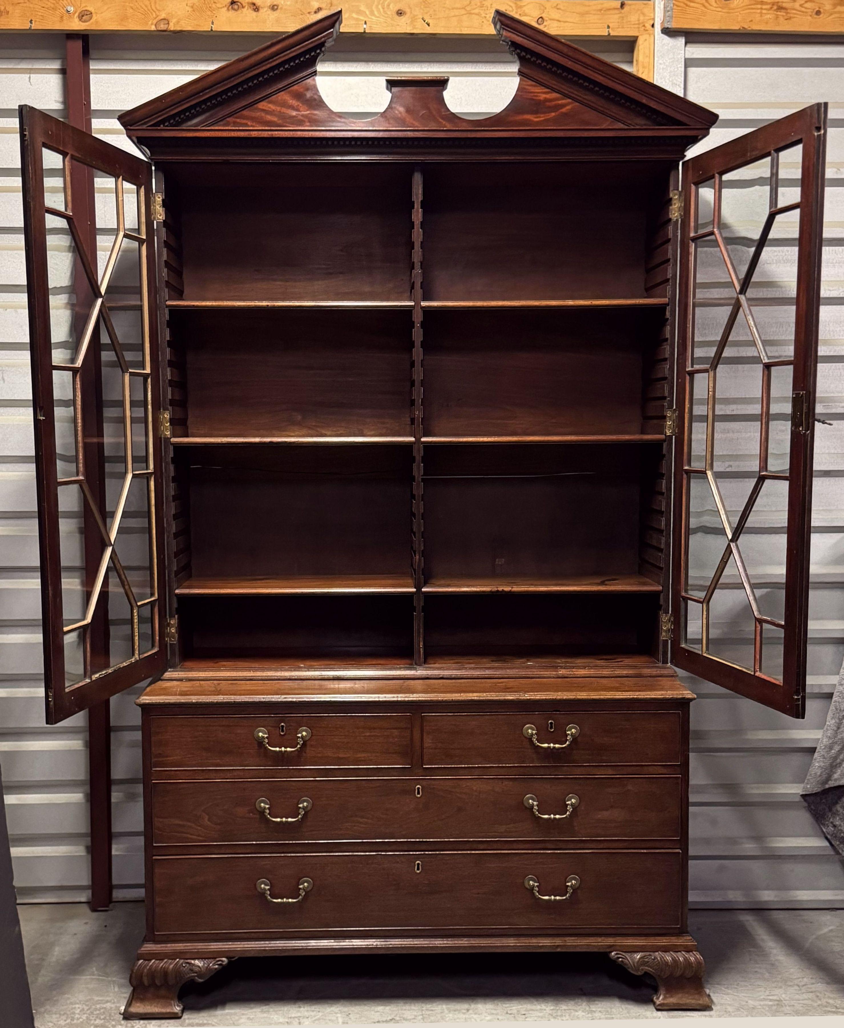 Ottone Grande libreria Breakfont inglese in mogano con ante in vetro astragalico in vendita