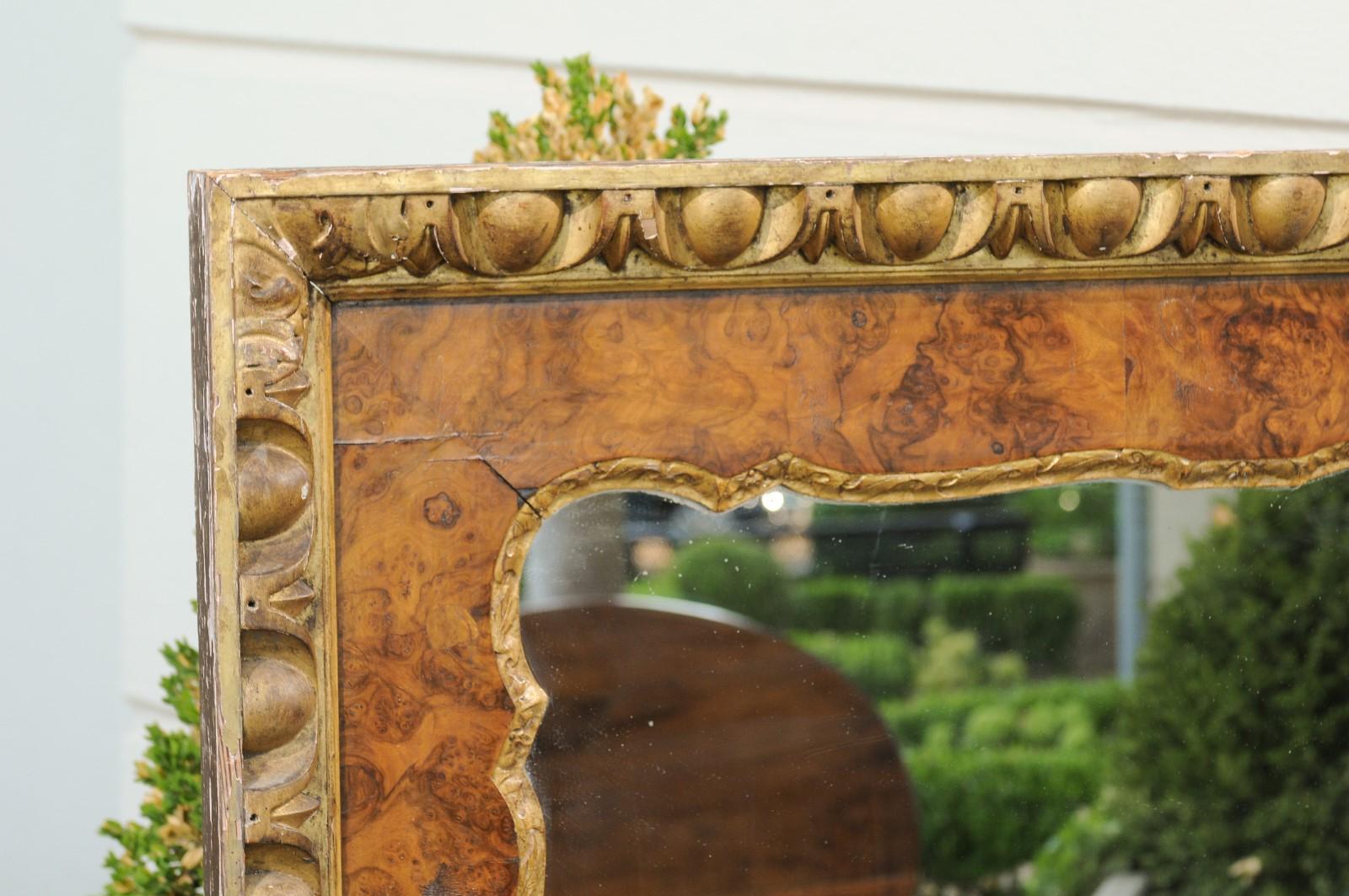 Broussin Grand miroir anglais en bois de ronce et doré à motifs d'œufs et de fléchettes, vers 1870 en vente