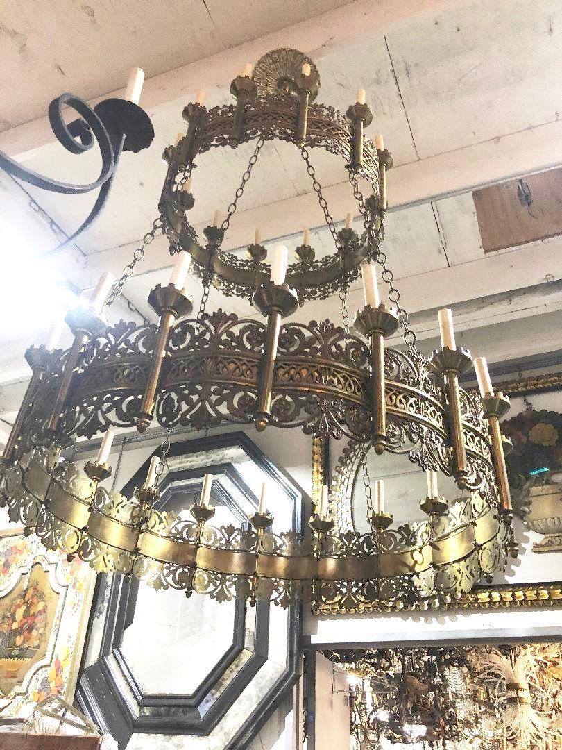 Inglese Grande lampadario inglese a due piani in bronzo in vendita