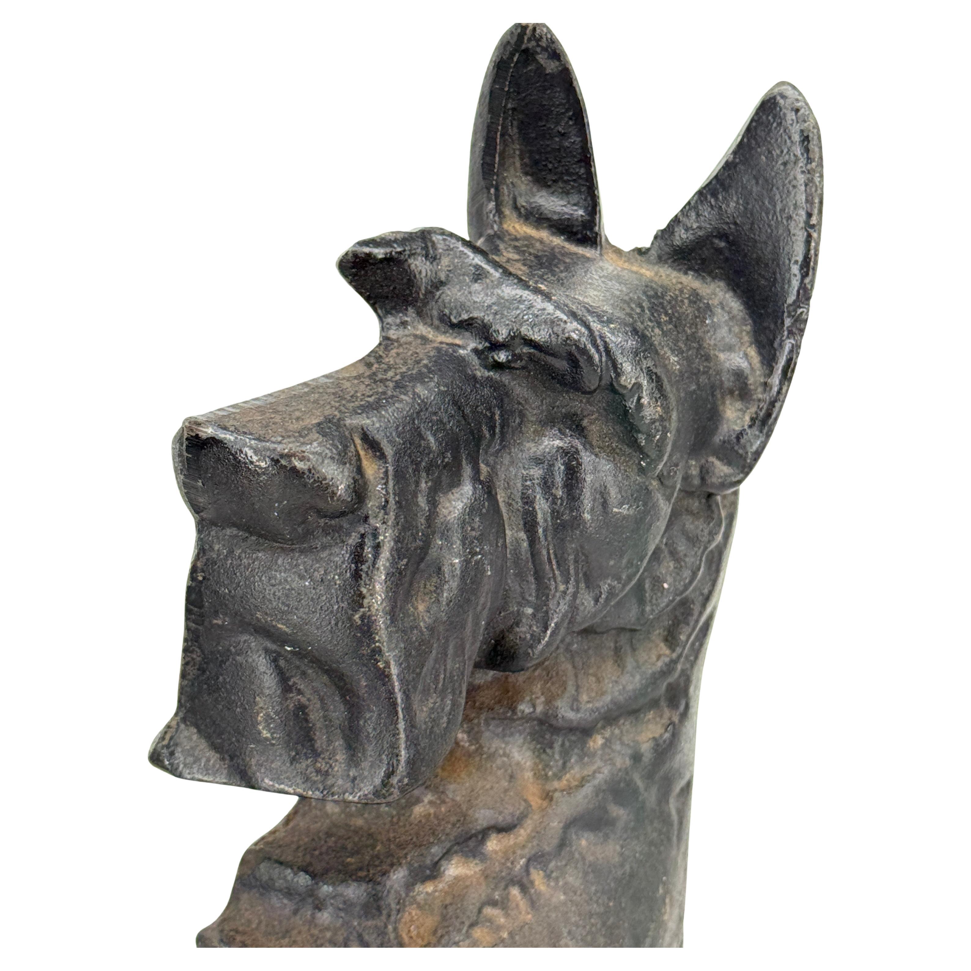 Scultura in ghisa di un terrier Scottie fermaporta con vernice nera originale. Fantastica patina su questo fermaporta con grande età e usura. Splendida aggiunta a una collezione esistente di questi fermaporta e sculture di cani vintage.