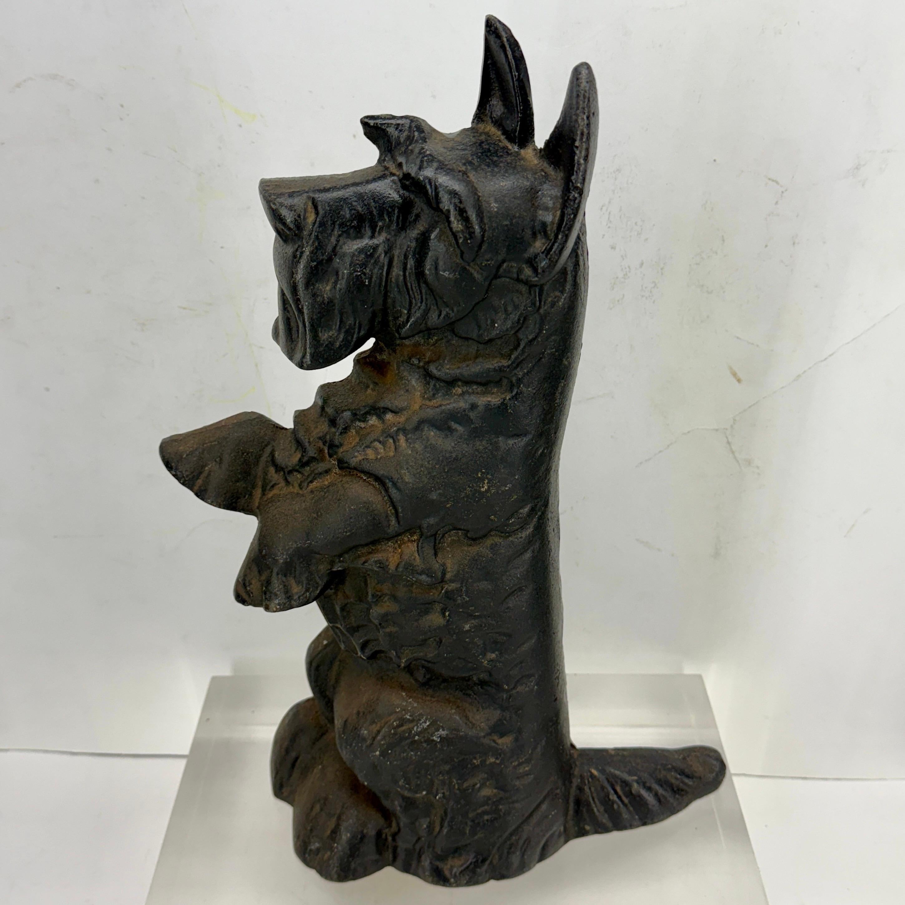 Arte popolare Scultura fermaporta di cane Scottie Terrier in ghisa inglese di grandi dimensioni in vendita