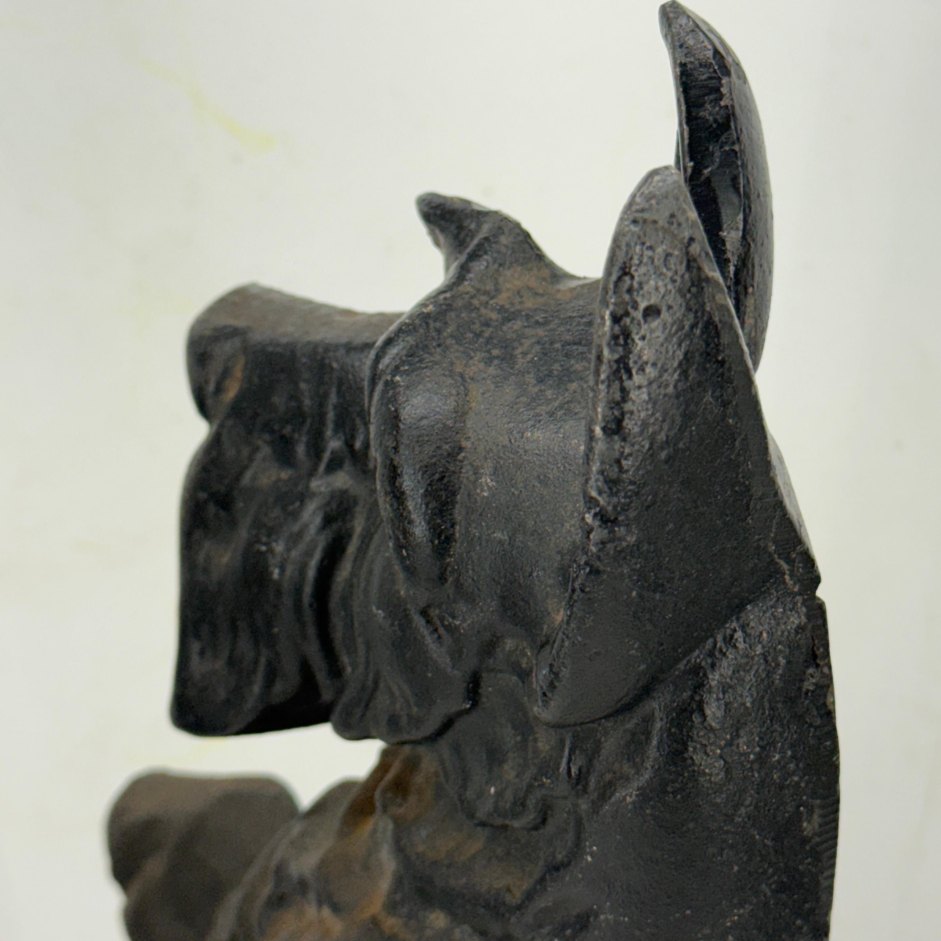 XX secolo Scultura fermaporta di cane Scottie Terrier in ghisa inglese di grandi dimensioni in vendita
