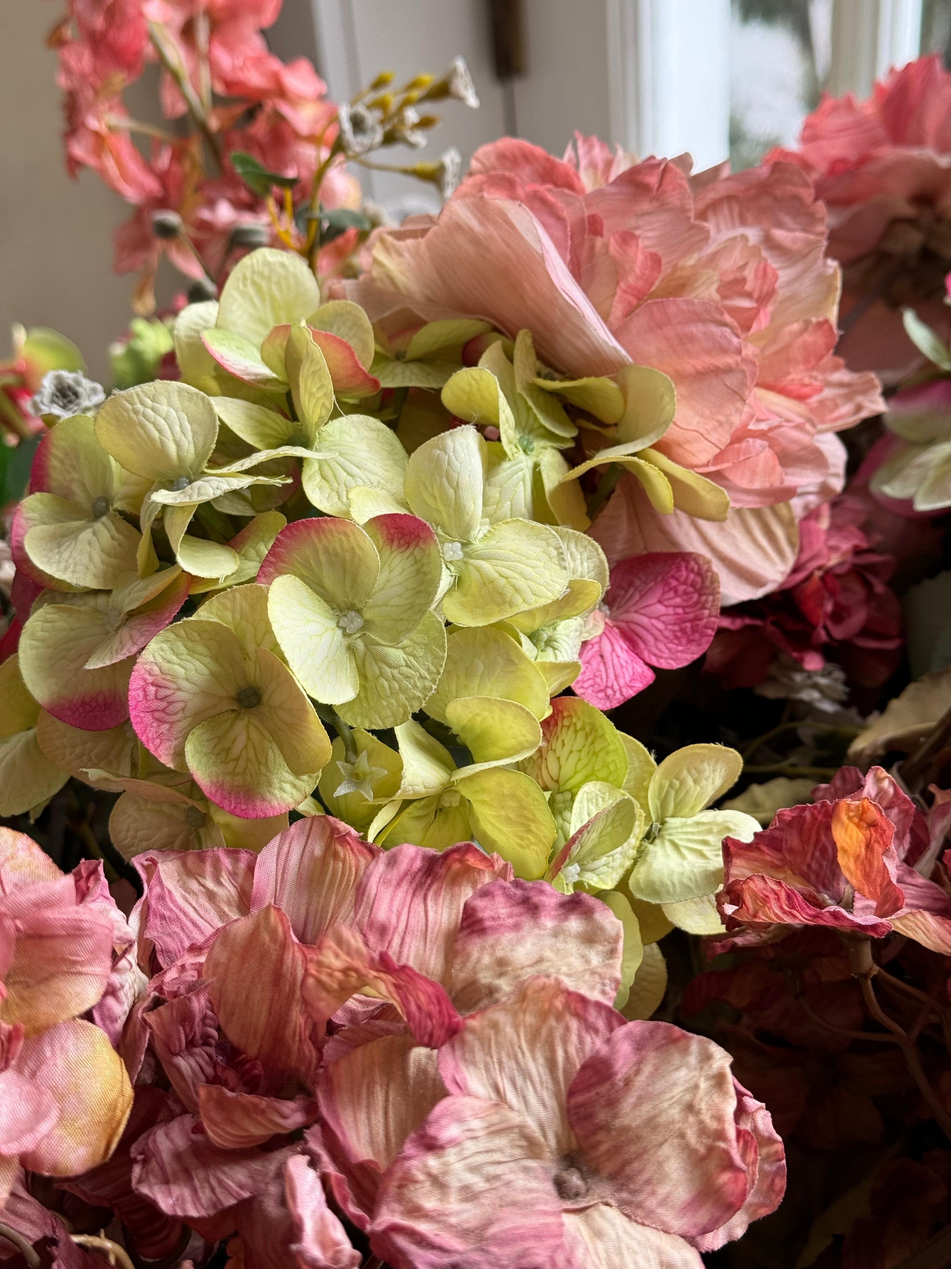 Große englische Keramik-Jardinière mit Seidenblumen im Angebot 7