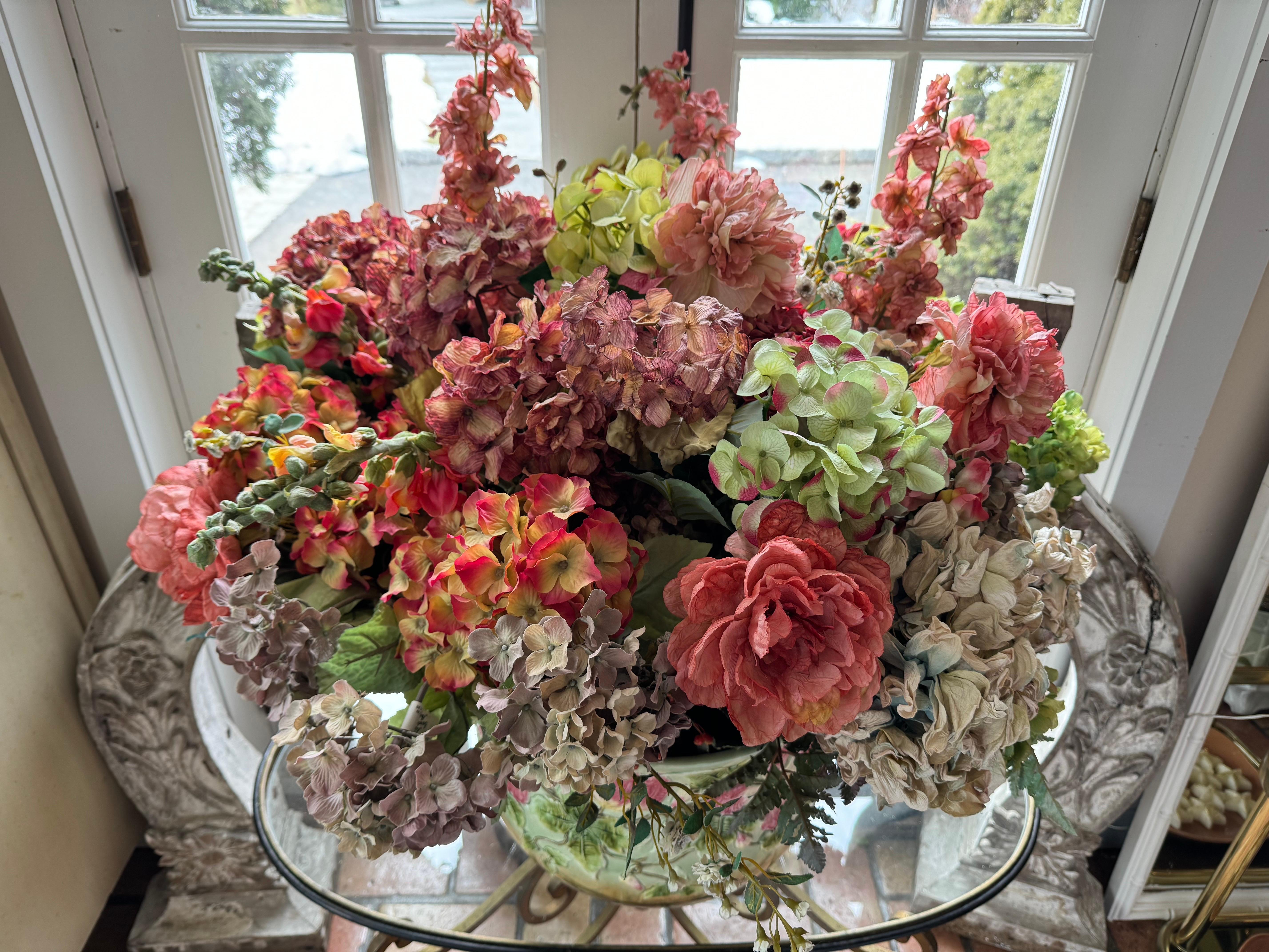 Grande jardinière anglaise en céramique avec fleurs en soie en vente 8