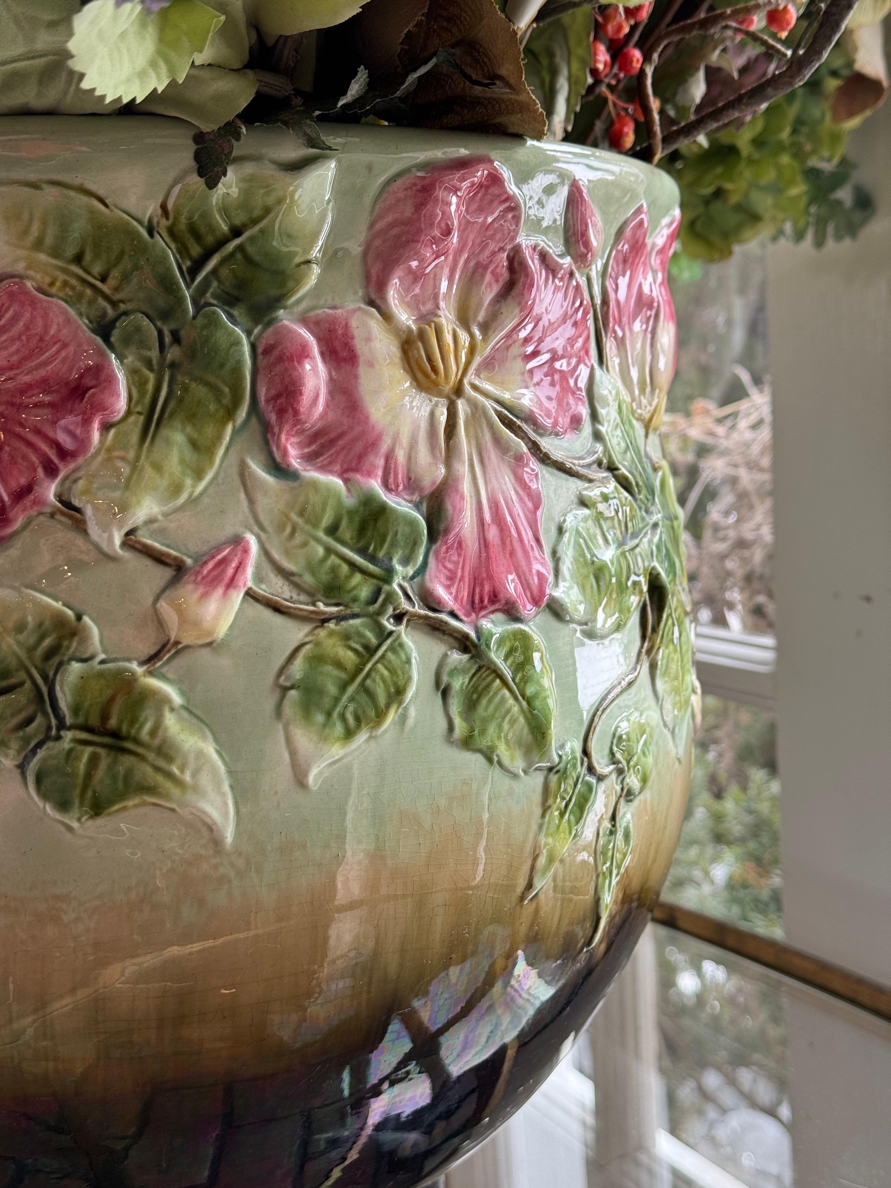 Große englische Keramik-Jardinière mit Seidenblumen im Angebot 11