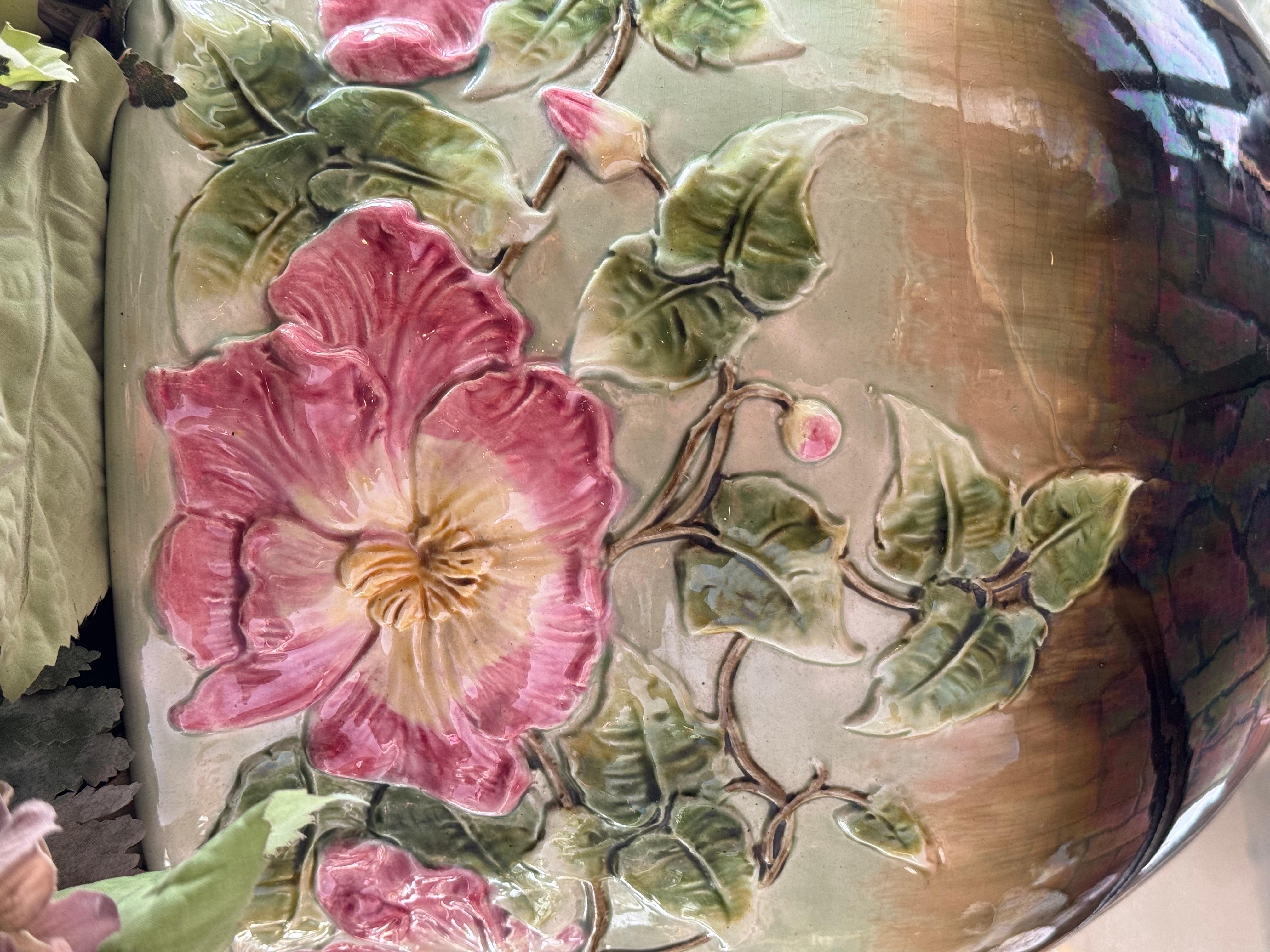 Große englische Keramik-Jardinière mit Seidenblumen im Angebot 14