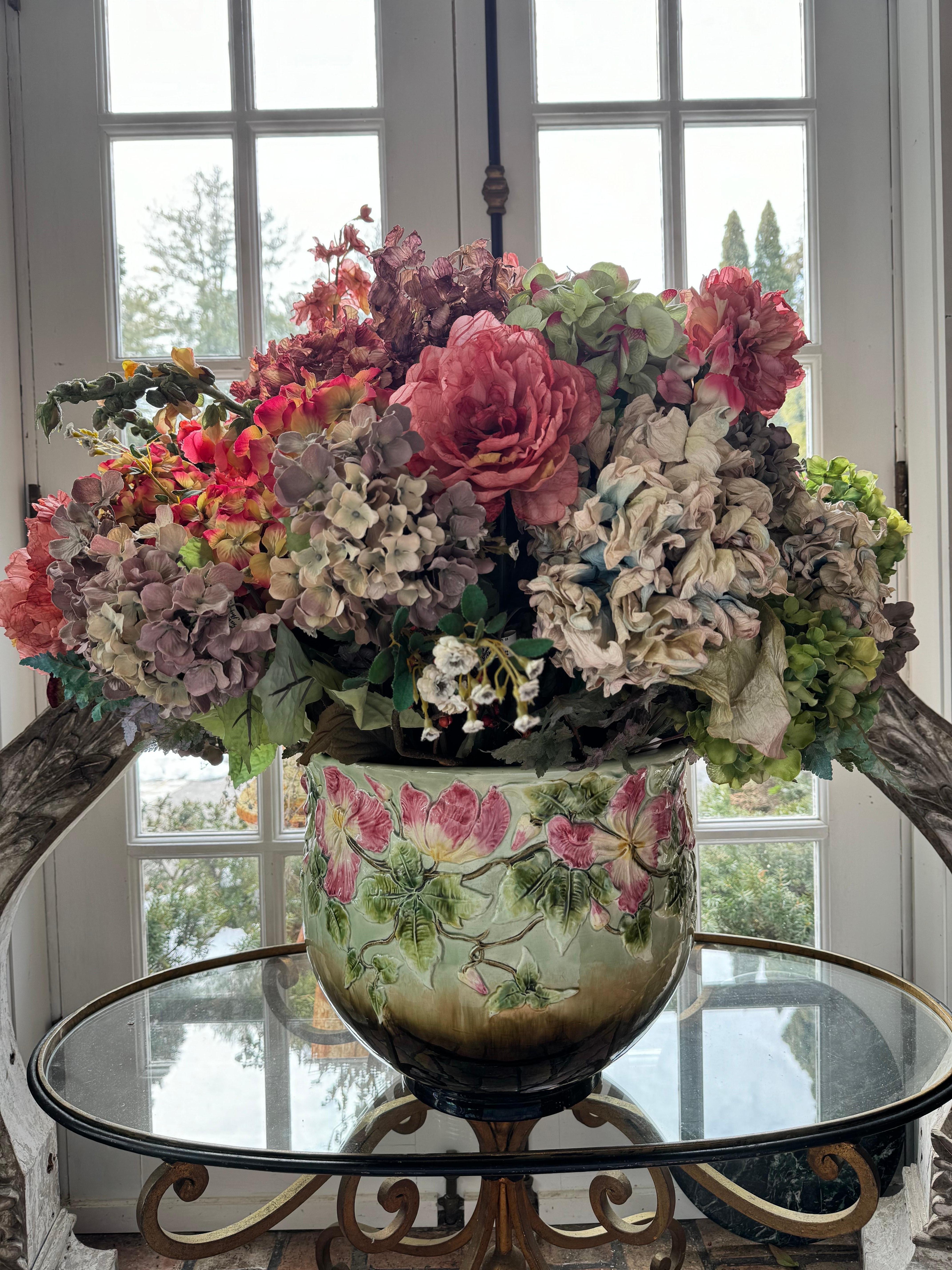 Milieu du XXe siècle Grande jardinière anglaise en céramique avec fleurs en soie en vente