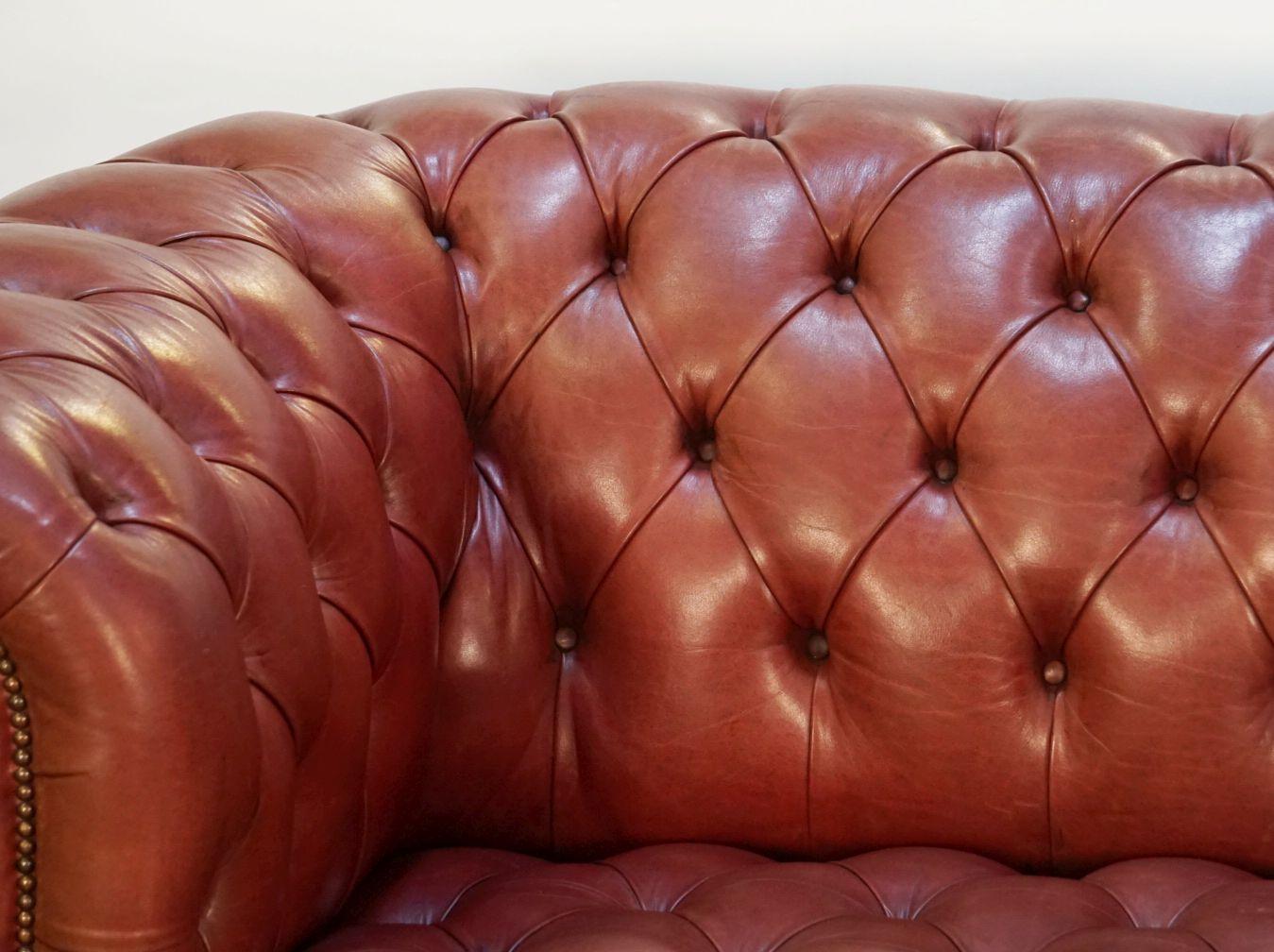  Large English Chesterfield Sofa of Tufted Leather In Good Condition In Austin, TX