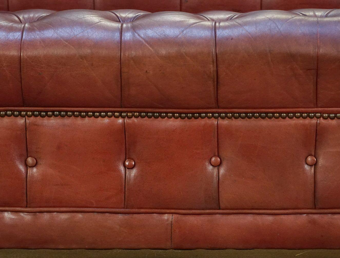  Large English Chesterfield Sofa of Tufted Leather 1