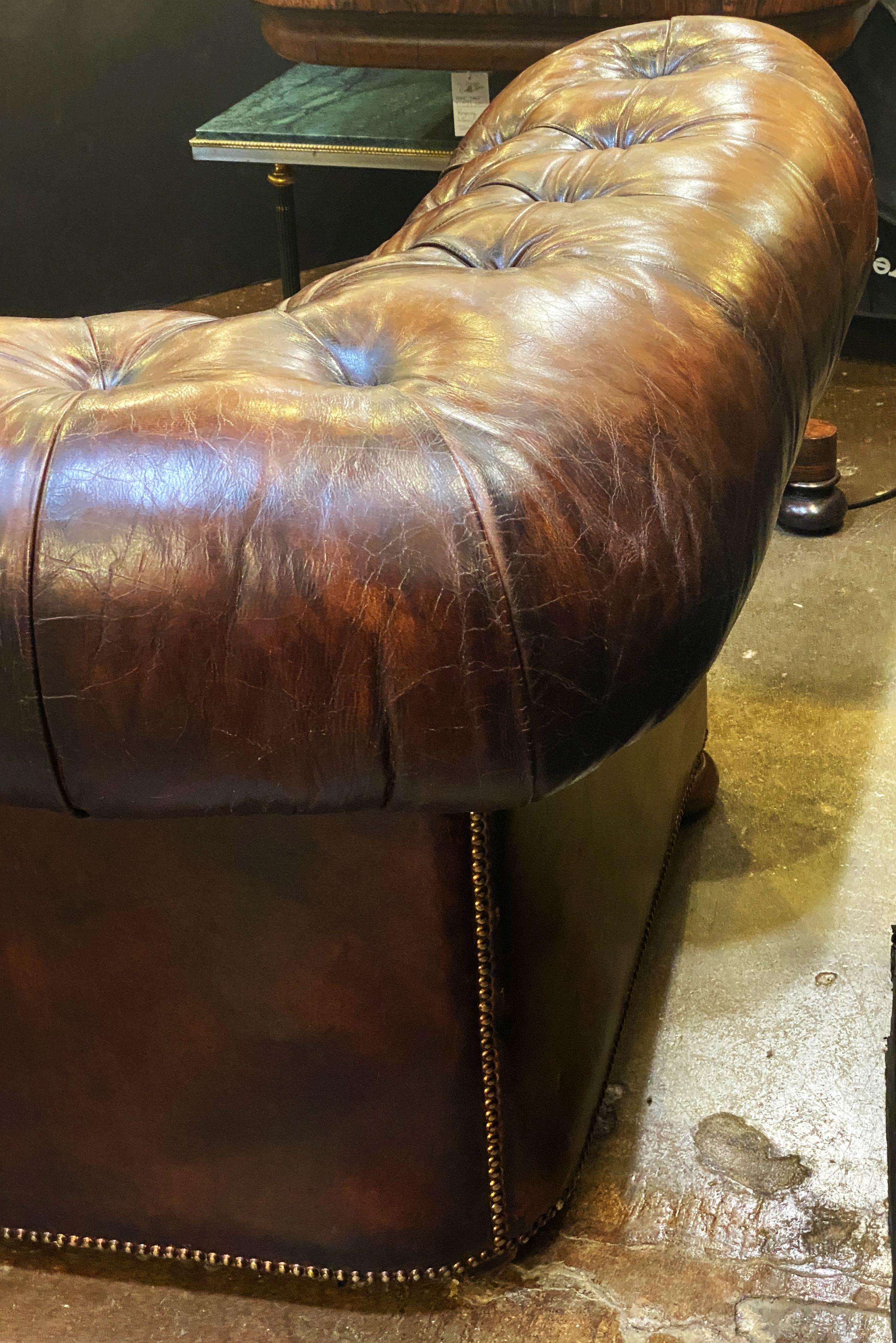 Large English Chesterfield Sofa of Tufted Leather from the Edwardian Era For Sale 4