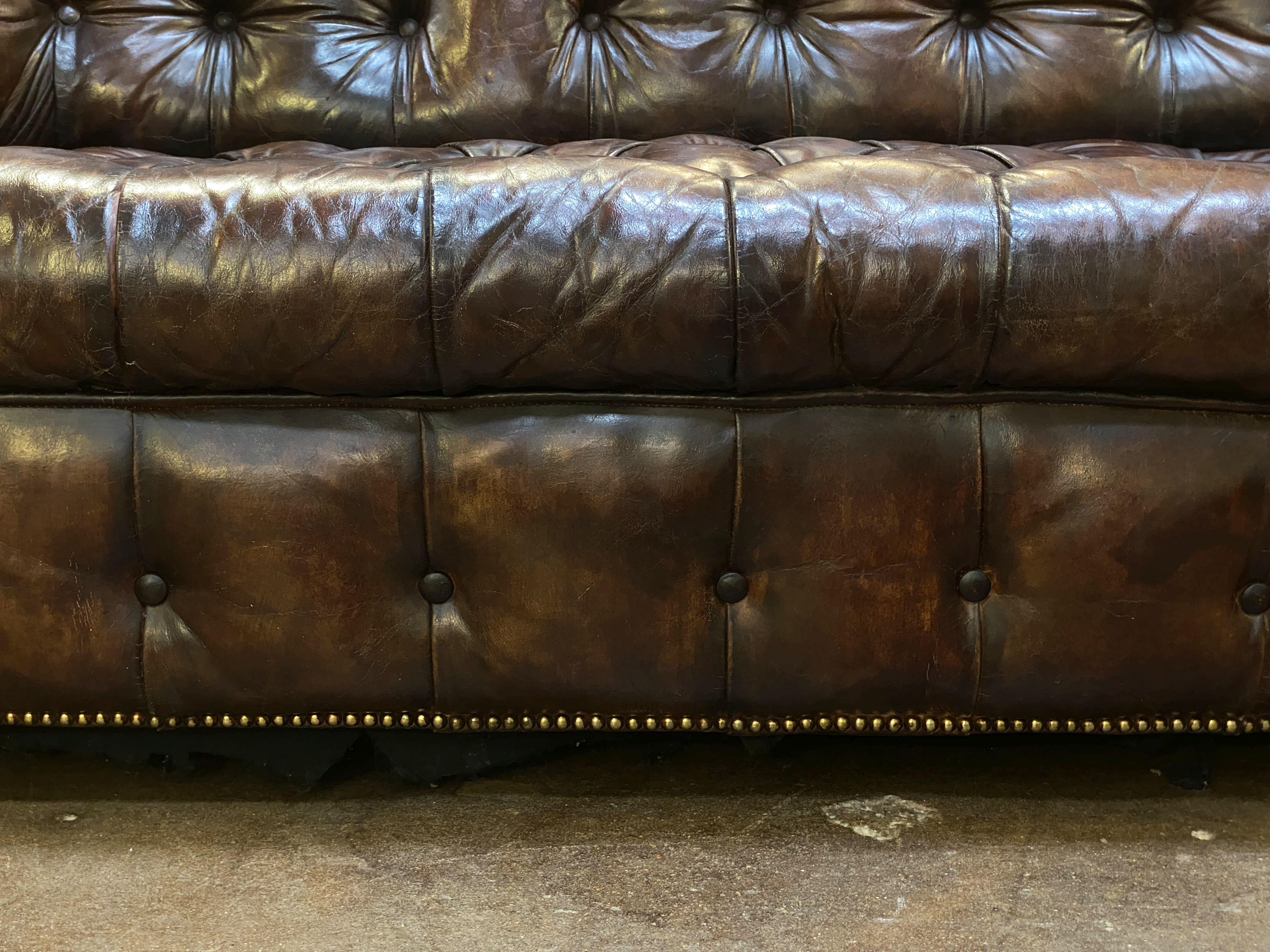 Large English Chesterfield Sofa of Tufted Leather from the Edwardian Era For Sale 5