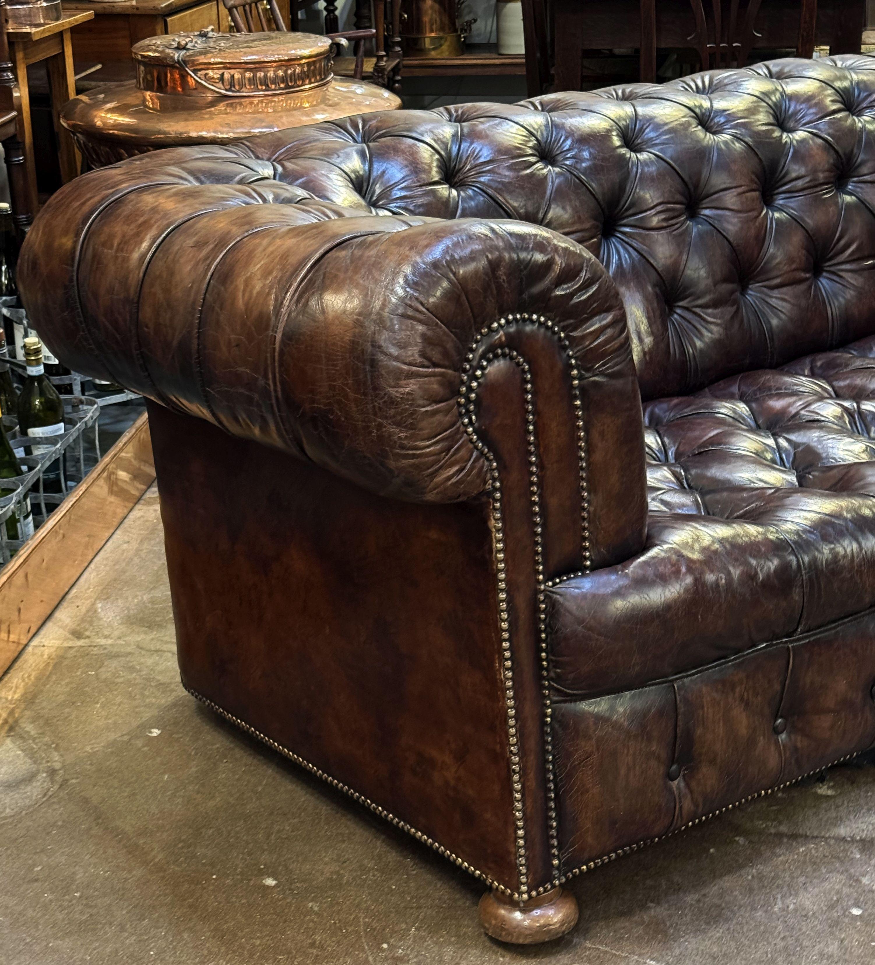 Large English Chesterfield Sofa of Tufted Leather from the Edwardian Era For Sale 6