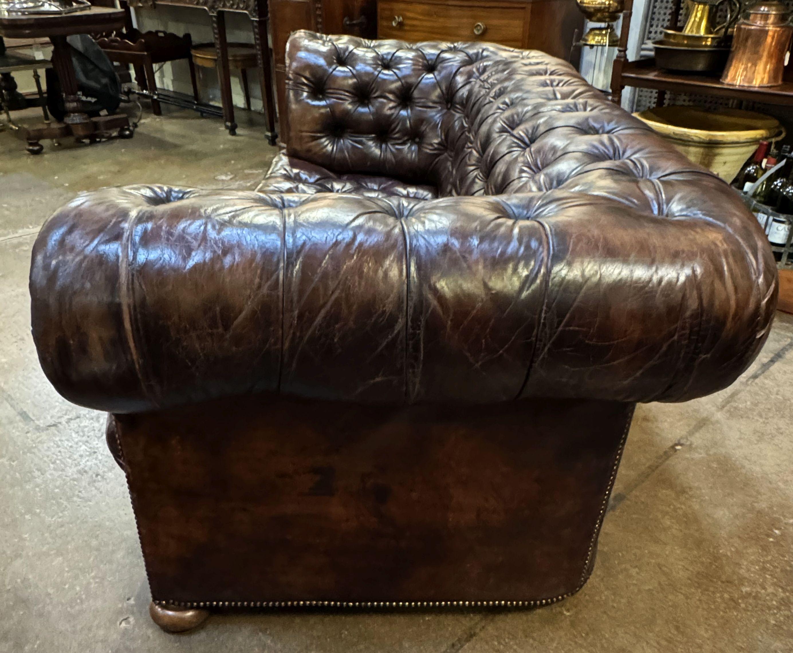 Large English Chesterfield Sofa of Tufted Leather from the Edwardian Era For Sale 7