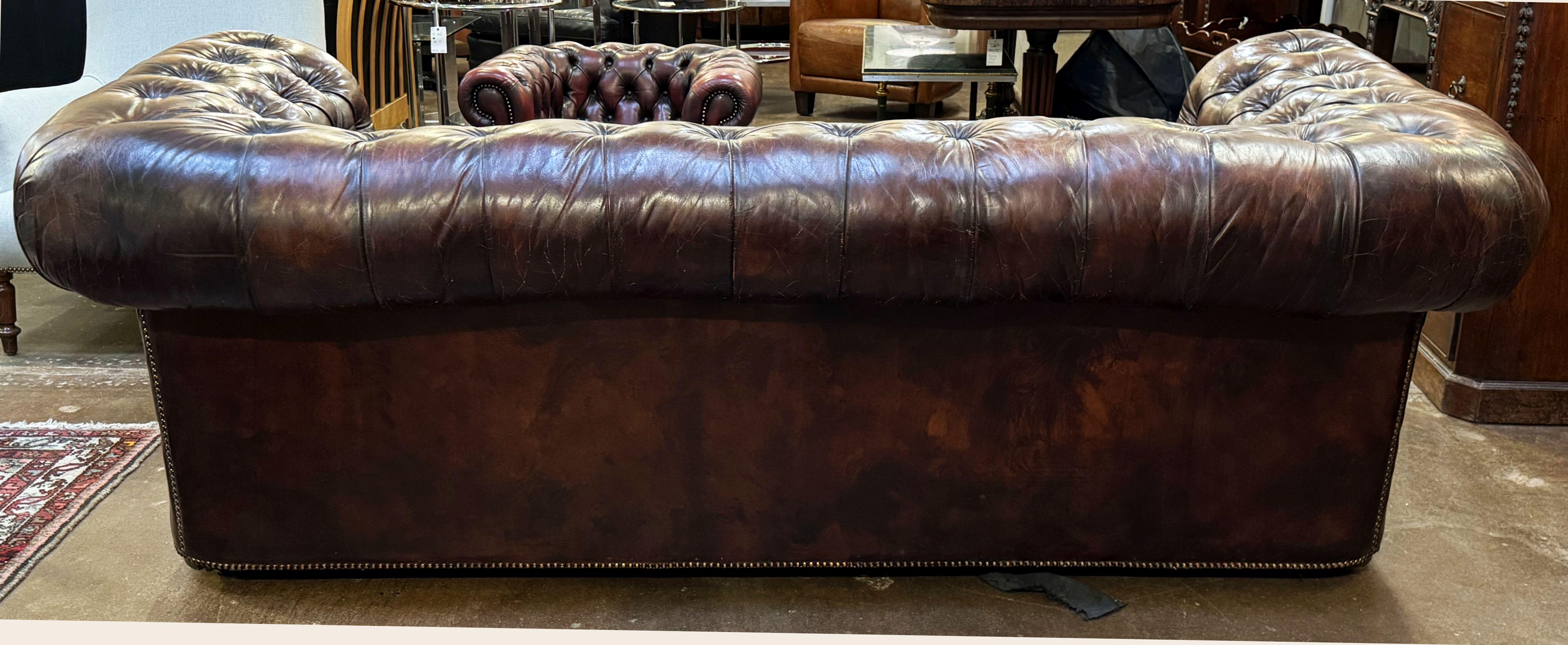 Large English Chesterfield Sofa of Tufted Leather from the Edwardian Era For Sale 8