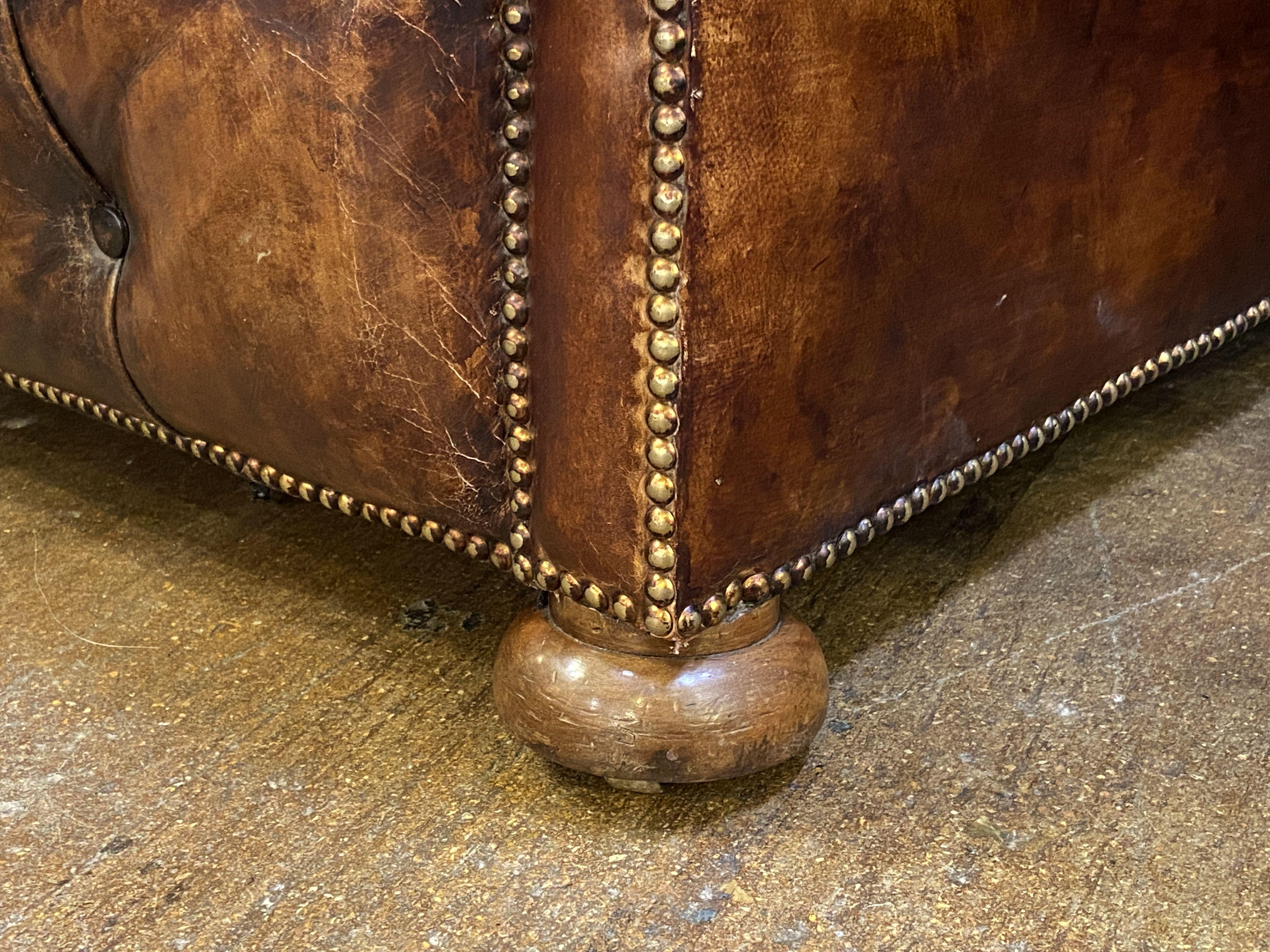 Large English Chesterfield Sofa of Tufted Leather from the Edwardian Era For Sale 9