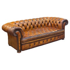 Large English Chesterfield Sofa of Tufted Leather from the Edwardian Era