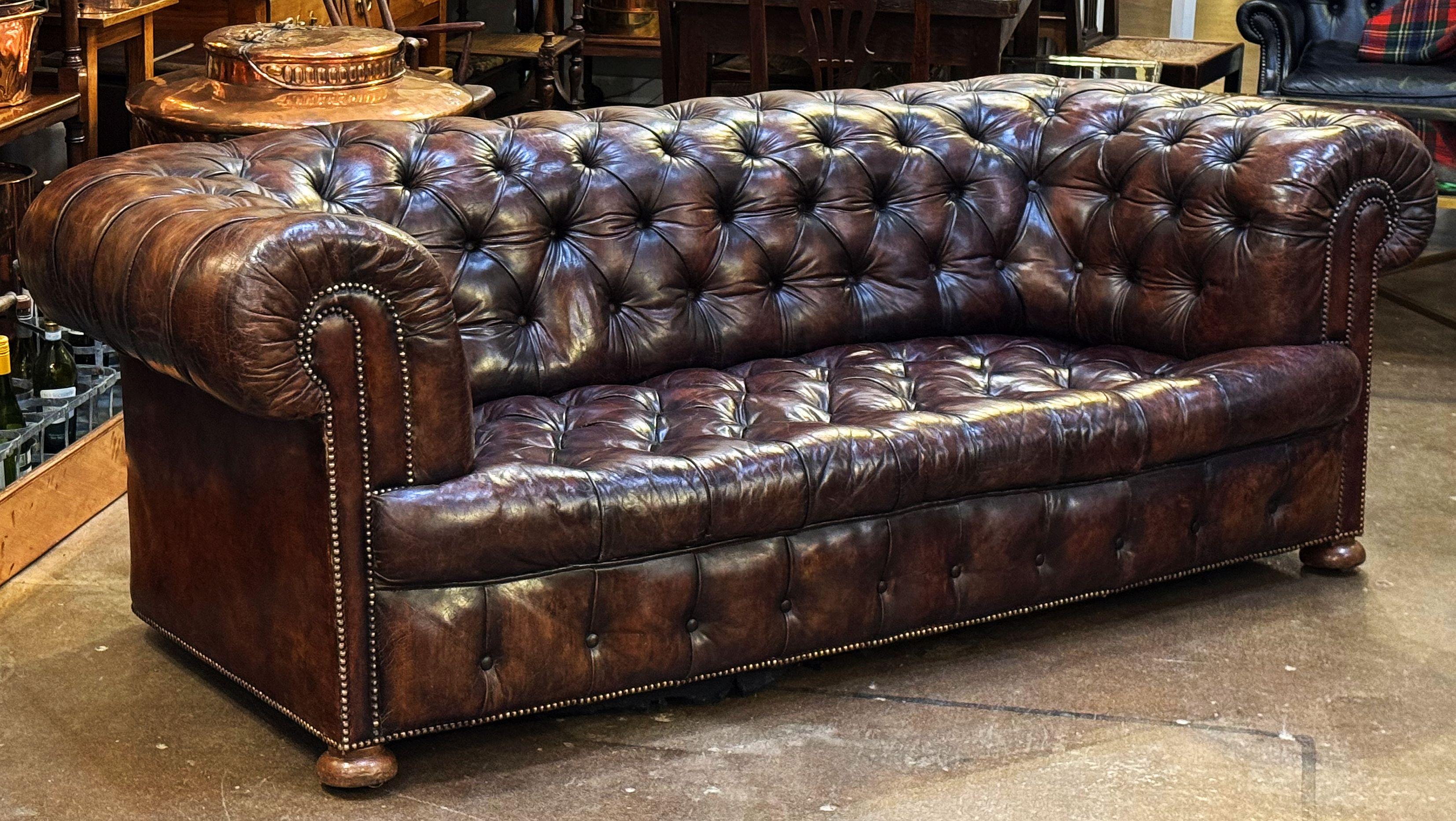 Large English Chesterfield Sofa of Tufted Leather from the Edwardian Era In Good Condition For Sale In Austin, TX