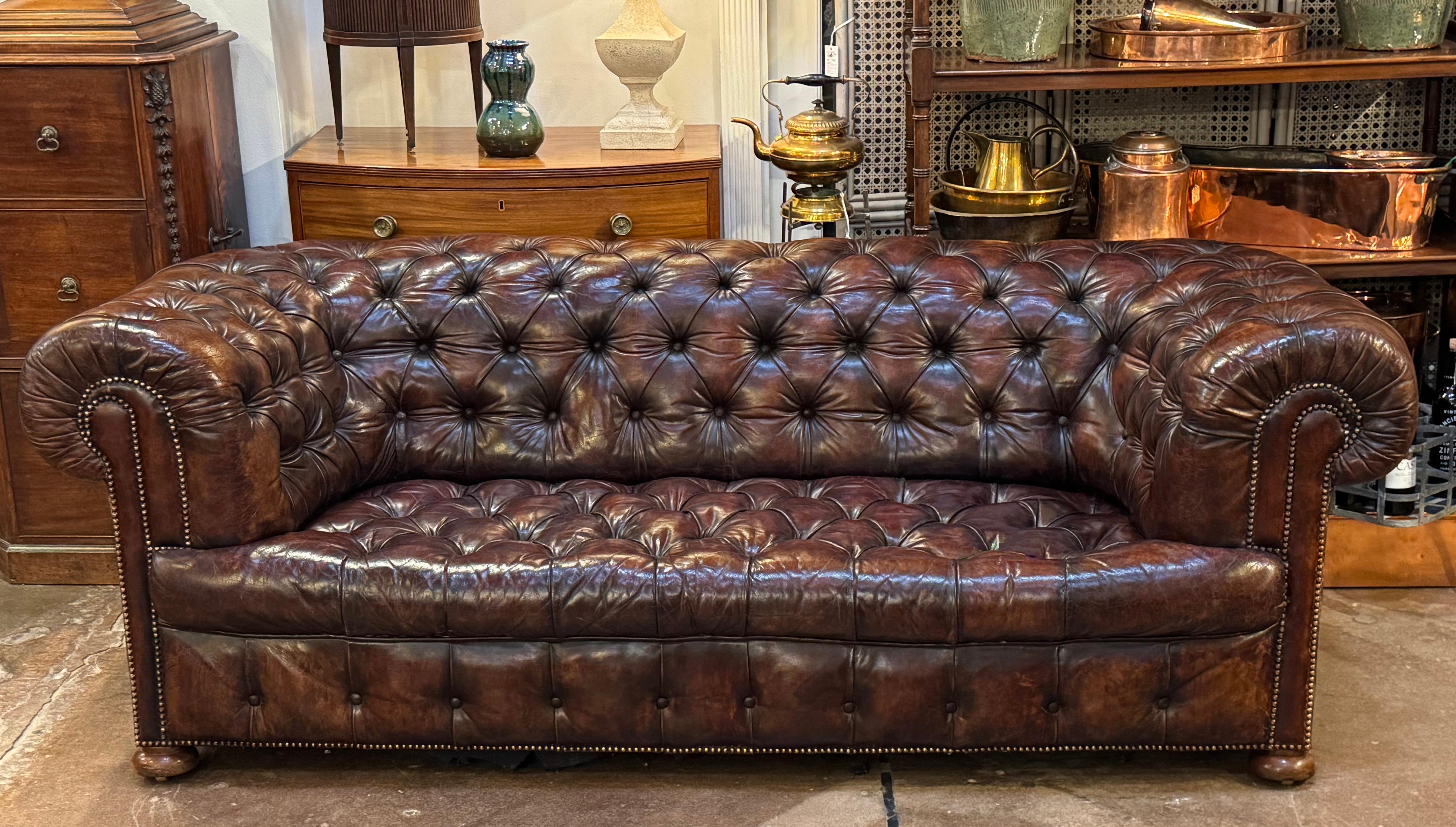 20th Century Large English Chesterfield Sofa of Tufted Leather from the Edwardian Era For Sale