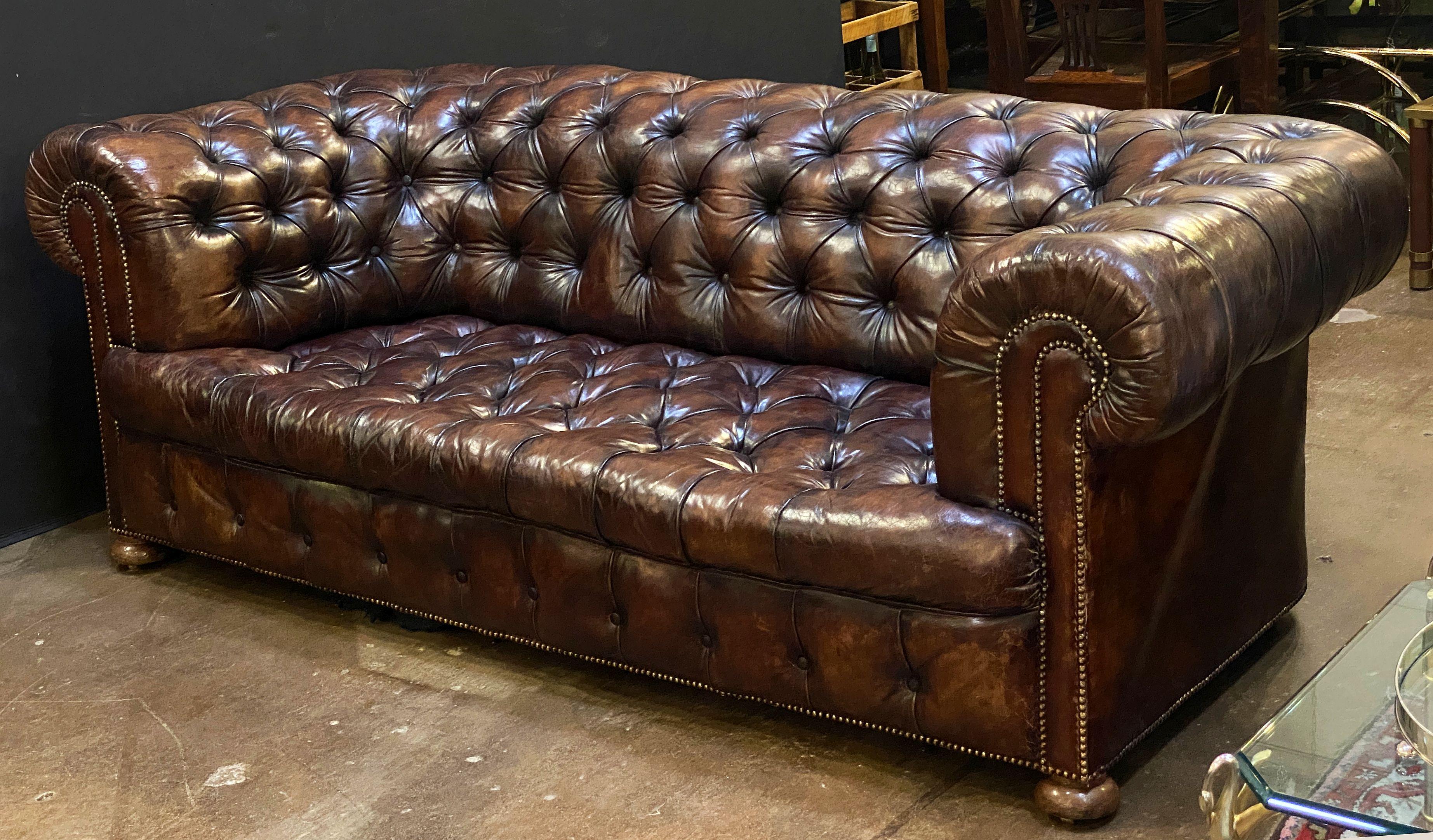 Metal Large English Chesterfield Sofa of Tufted Leather from the Edwardian Era For Sale