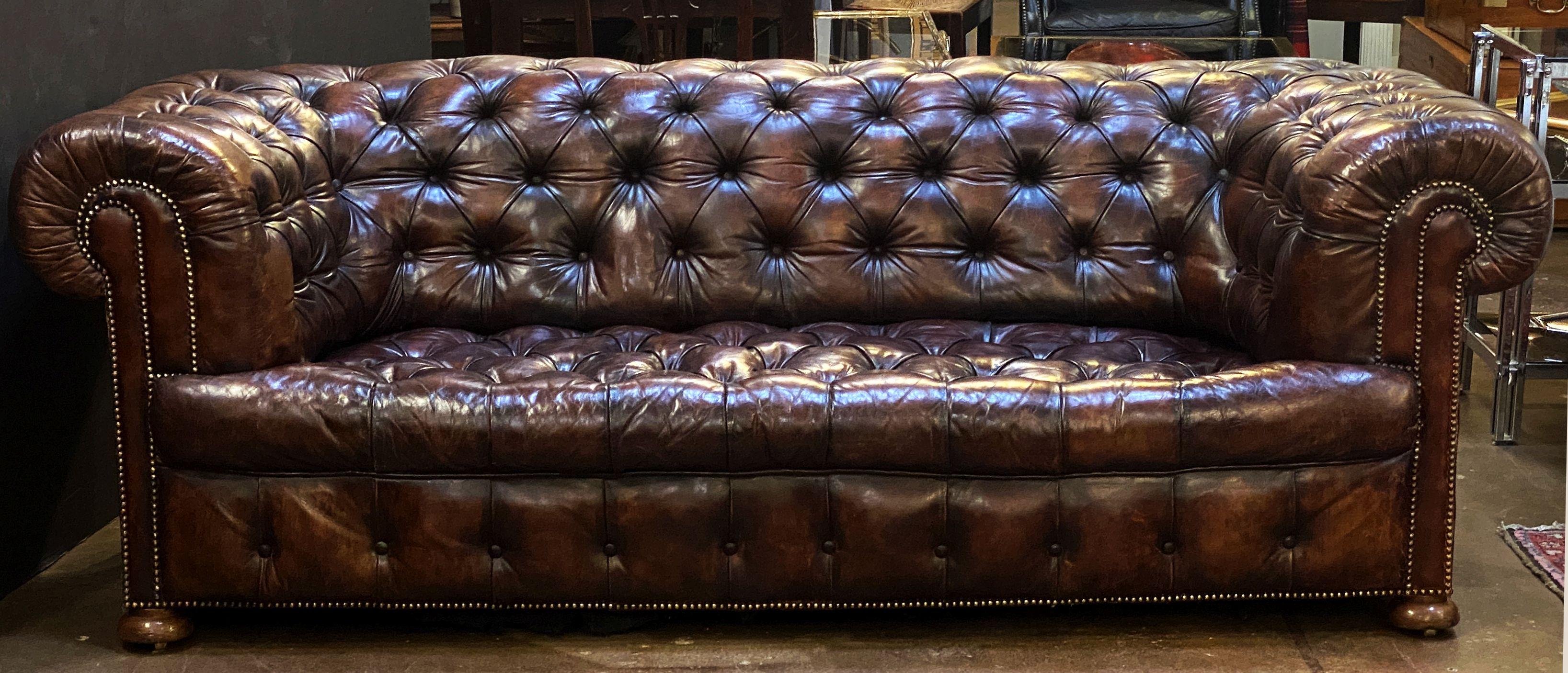 Large English Chesterfield Sofa of Tufted Leather from the Edwardian Era For Sale 1