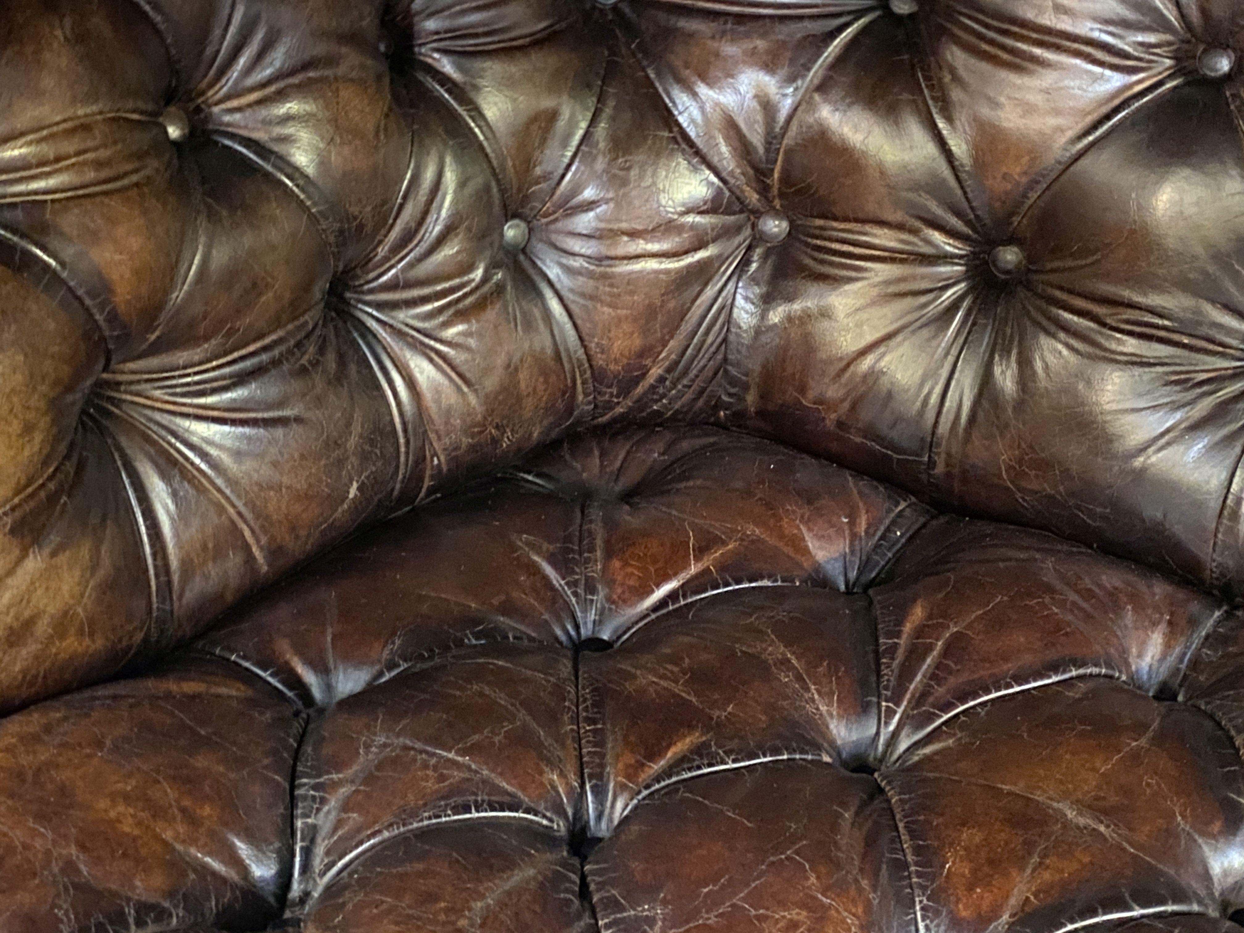 Large English Chesterfield Sofa of Tufted Leather from the Edwardian Era For Sale 3