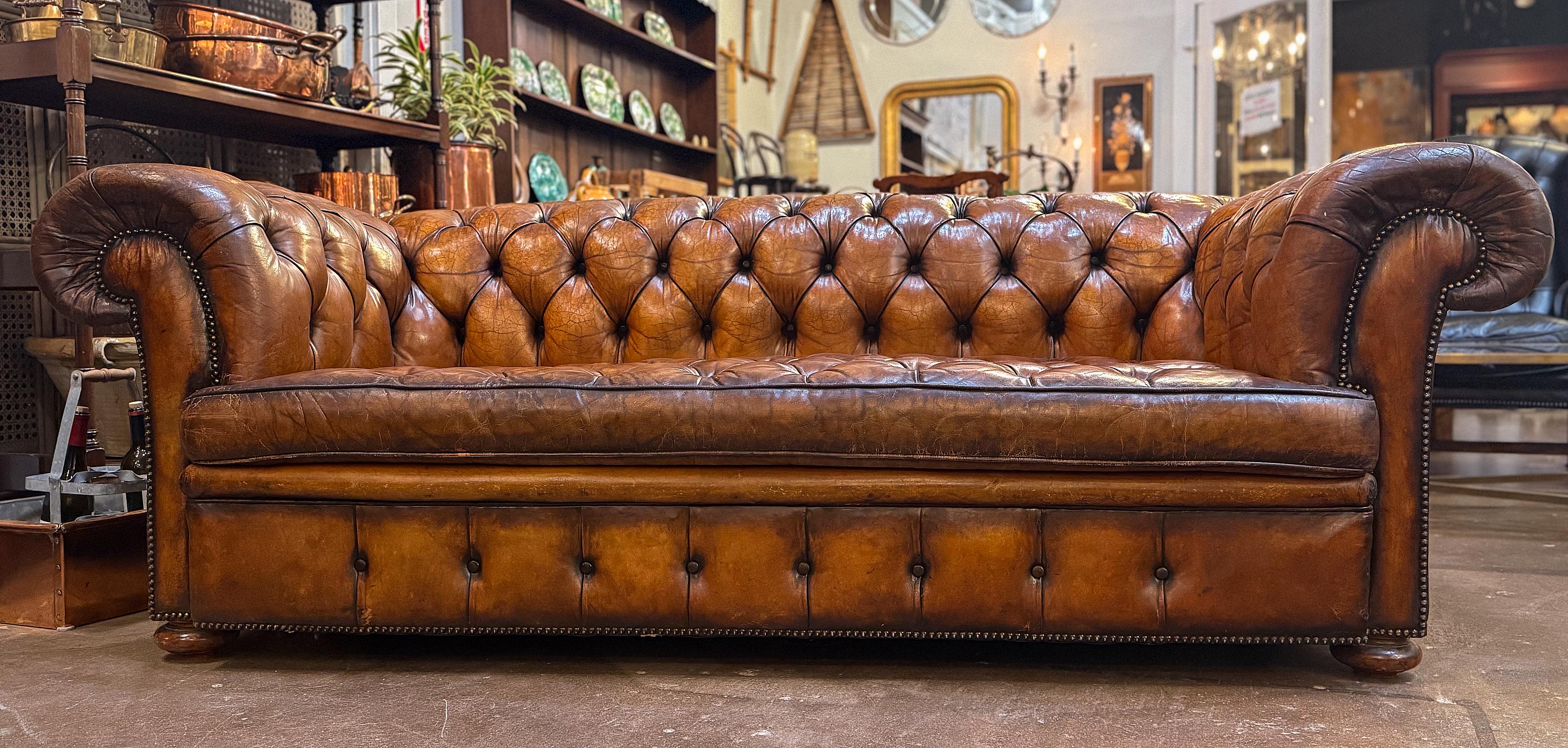 Large English Chesterfield Sofa of Tufted Leather from the Edwardian