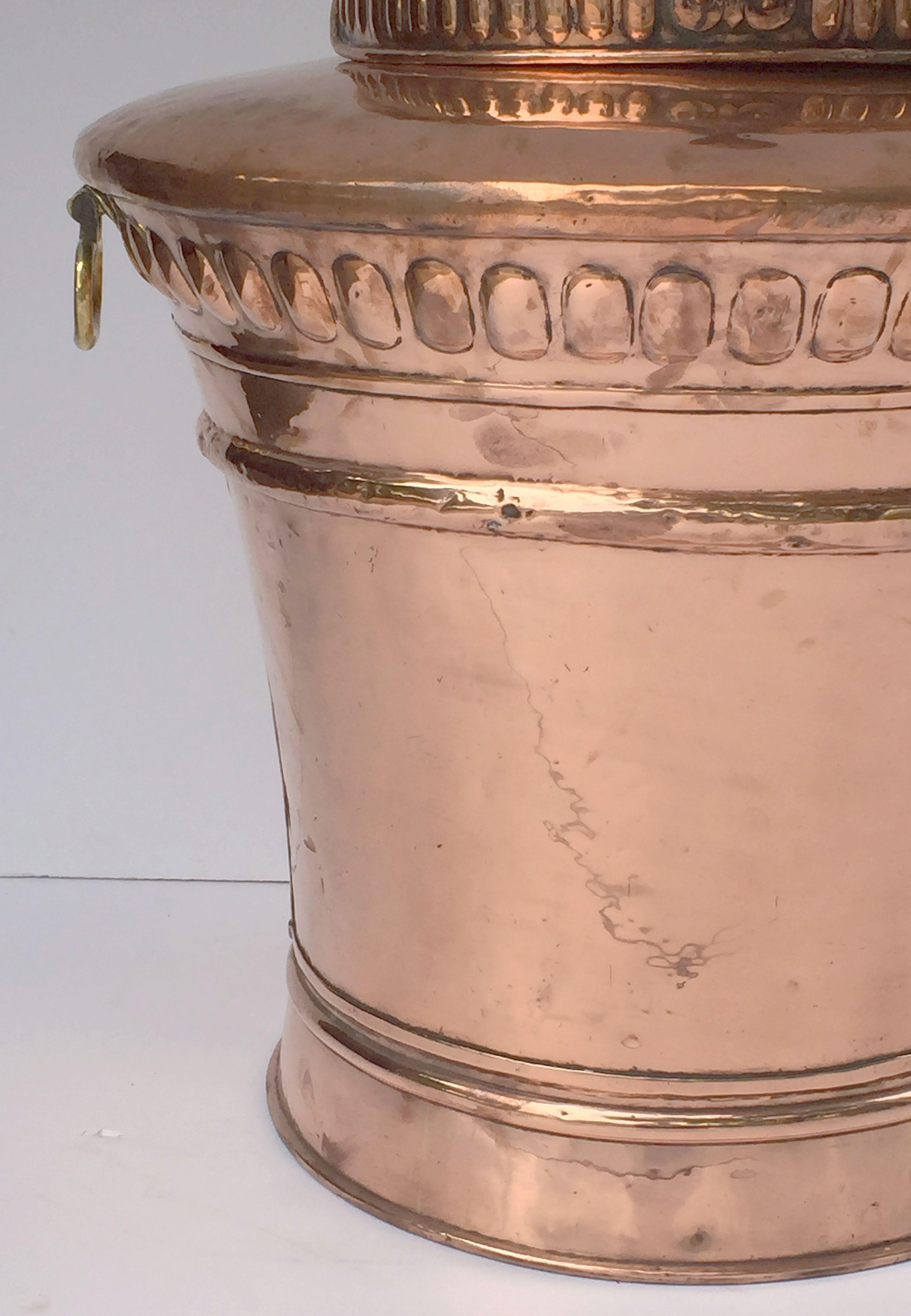Grande urne ou caisson anglaise en cuivre avec couvercle à charnière en vente 5