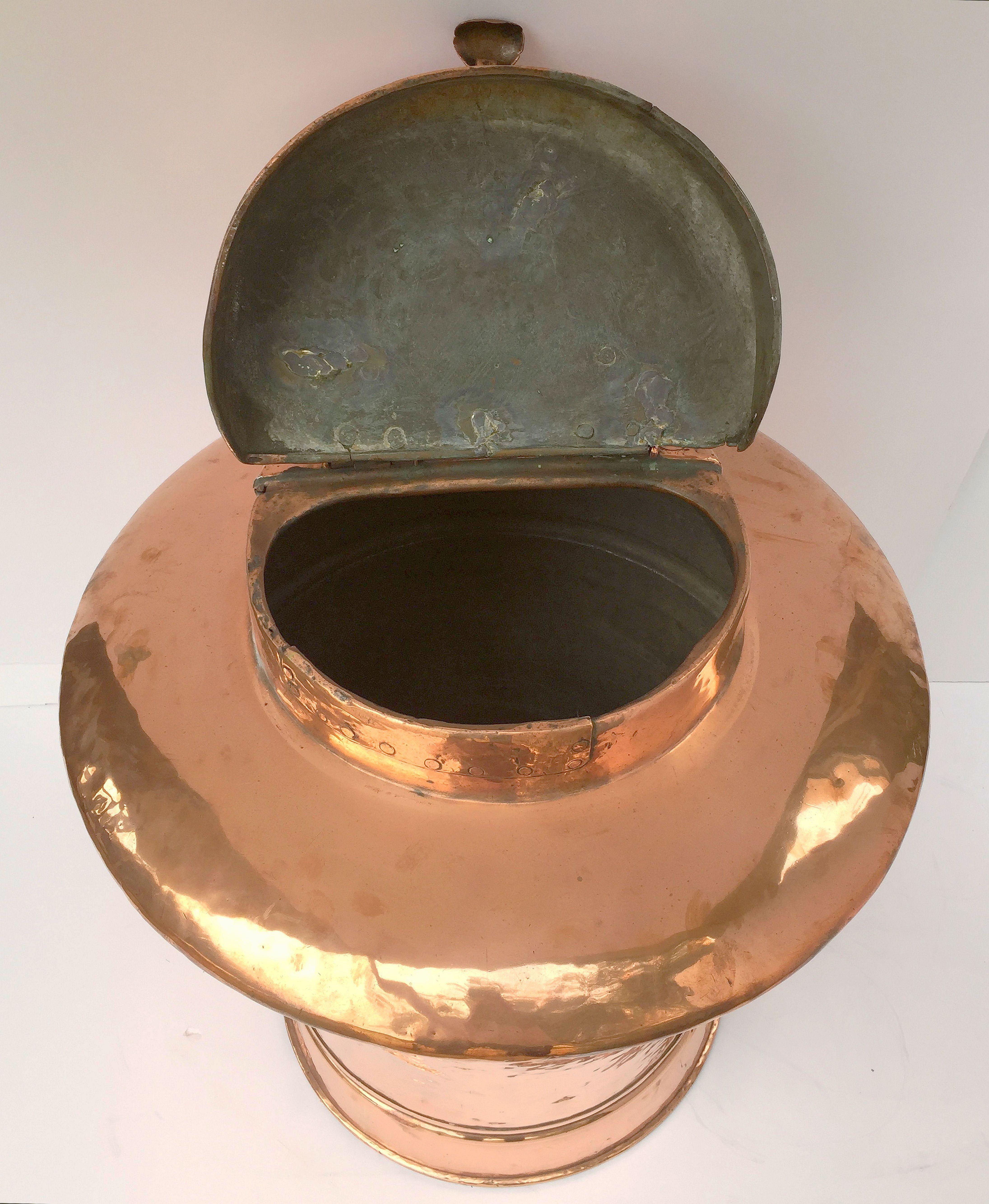 Grande urne ou caisson anglaise en cuivre avec couvercle à charnière en vente 7
