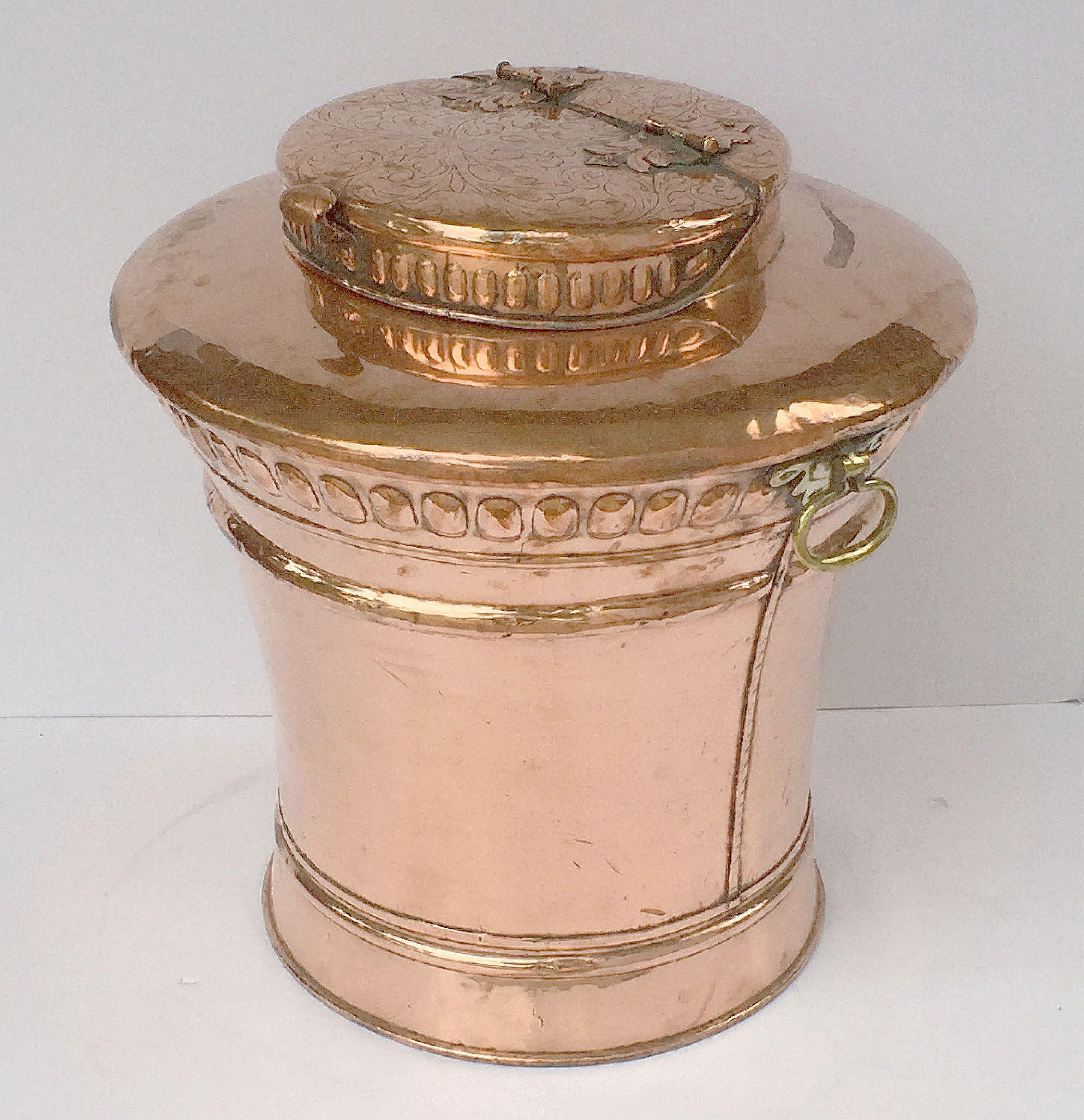Grande urne ou caisson anglaise en cuivre avec couvercle à charnière Bon état - En vente à Austin, TX