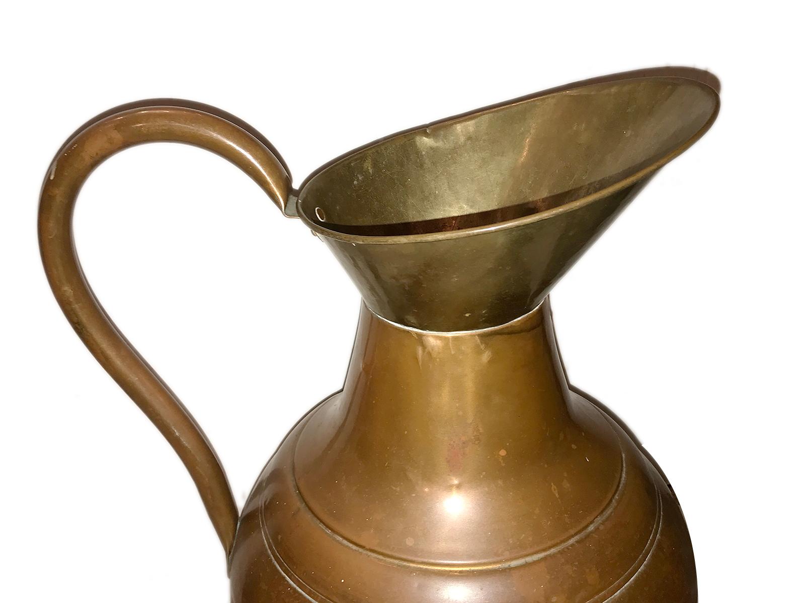 An English circa 1900 hammered copper and brass jug with original patina.

Measurements:
Height 19.5