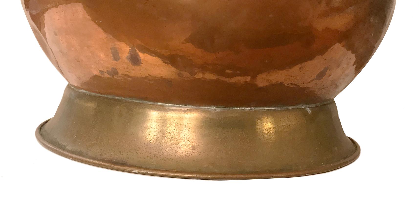 Grand vase/carafe anglaise en cuivre Bon état - En vente à New York, NY