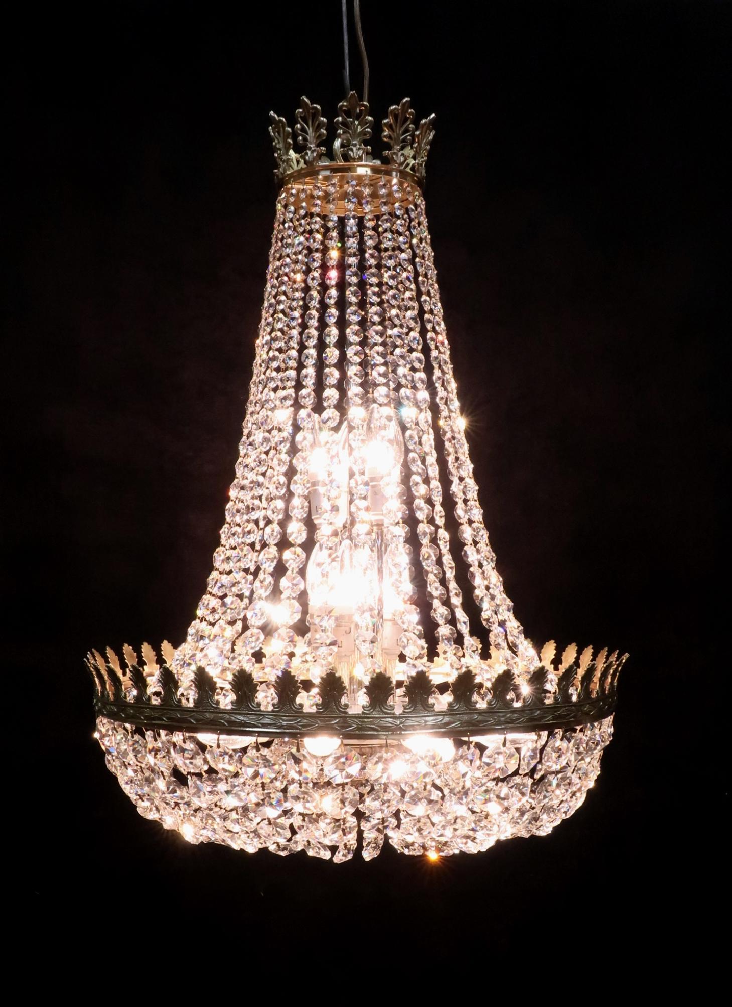 A very good quality large English Empire style basket chandelier with graduating diamond shaped crystal glass on a decorative brass frame with pierced anthemion embellishment to the top and a cut crystal glass centre finished with brass finial