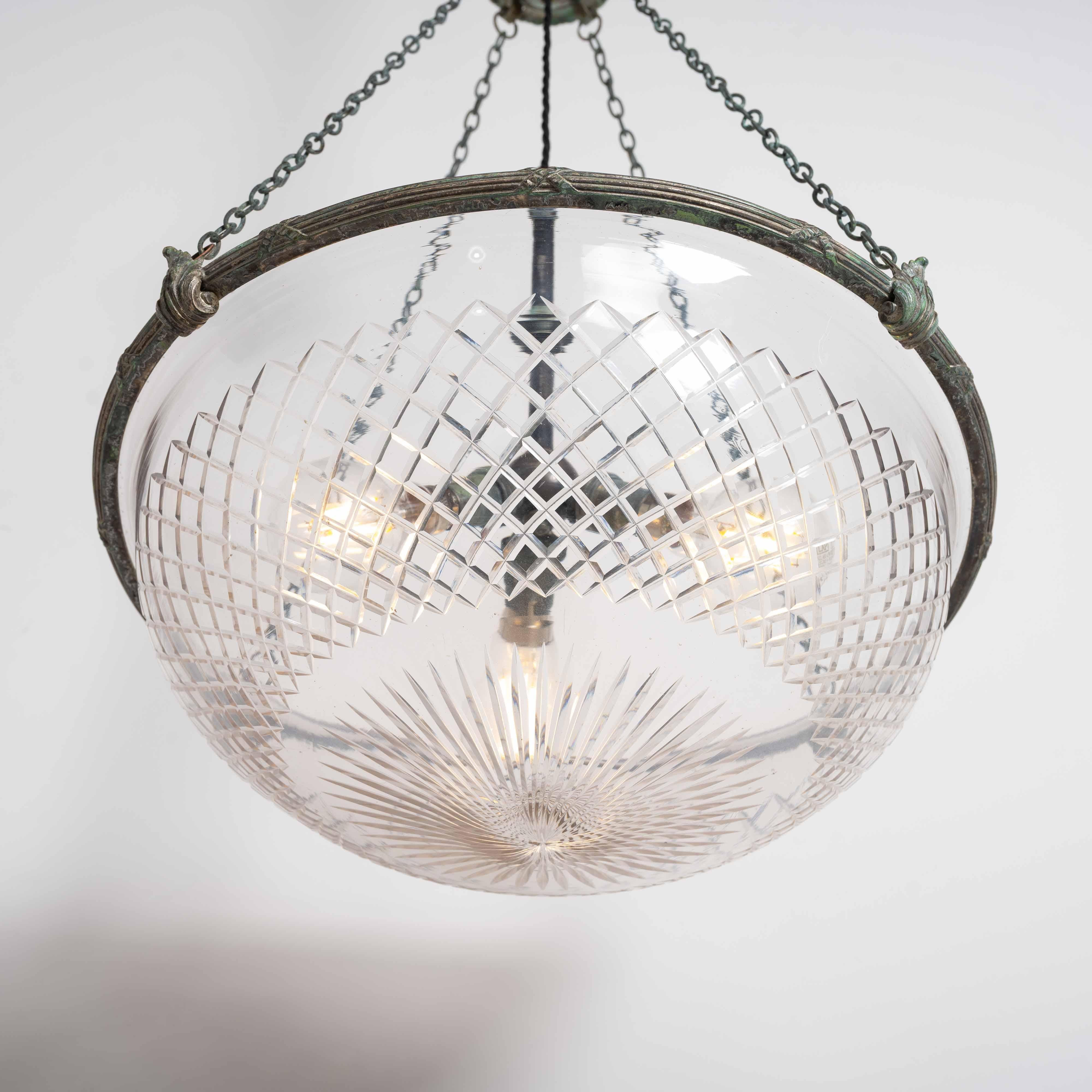 Grande Plafoniera inglese in vetro tagliato con finiture di qualità e Verdigris naturale in vendita 4