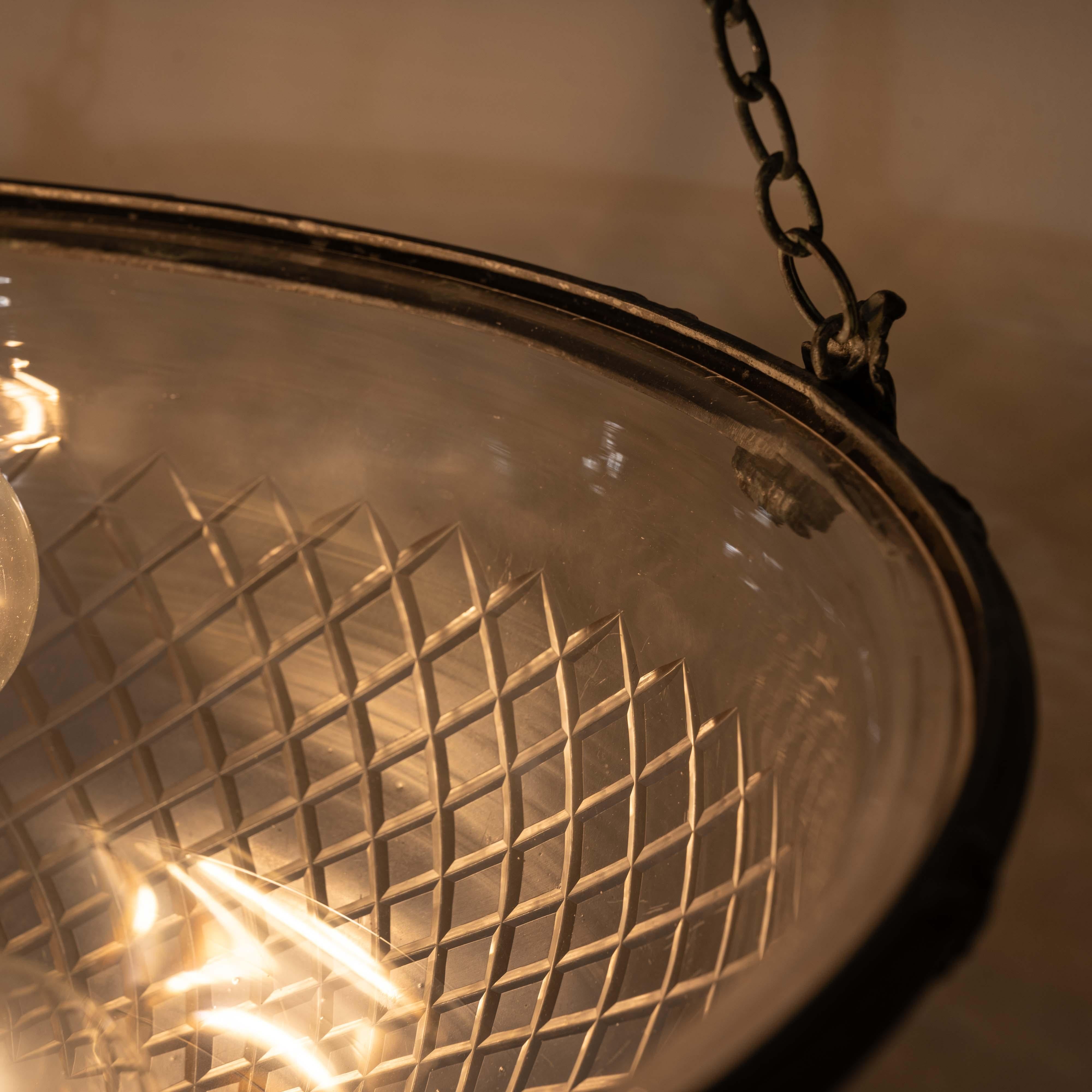 Grande Plafoniera inglese in vetro tagliato con finiture di qualità e Verdigris naturale in vendita 8