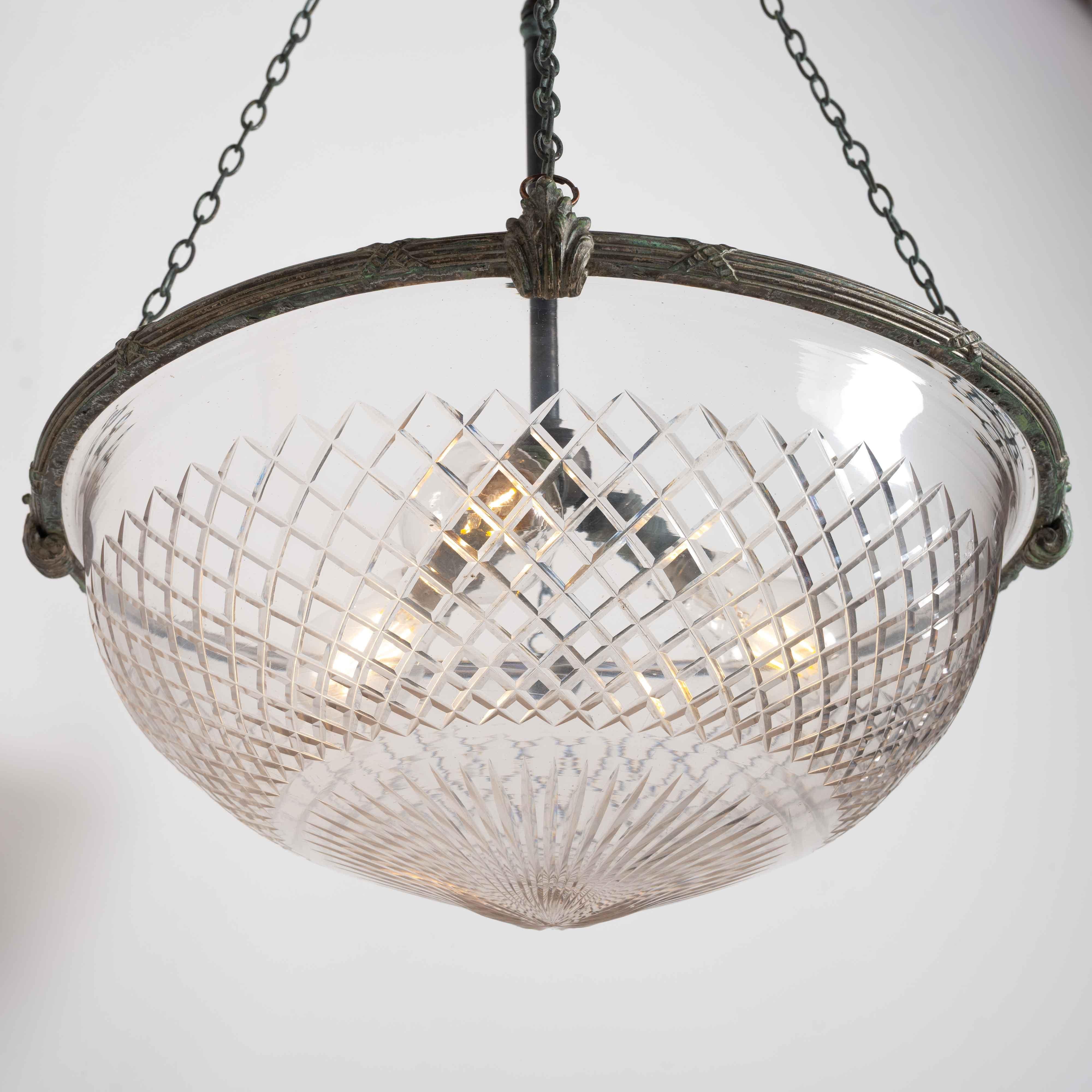 Grande Plafoniera inglese in vetro tagliato con finiture di qualità e Verdigris naturale in vendita 10