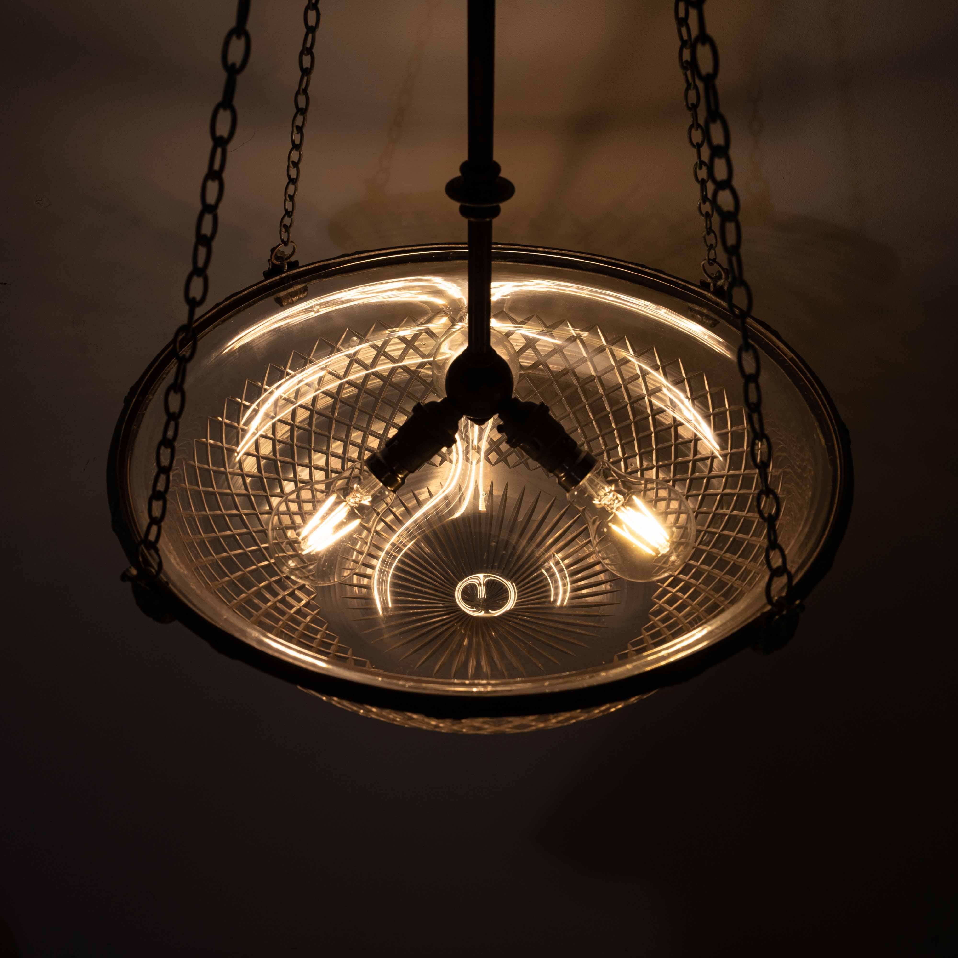 Britannico Grande Plafoniera inglese in vetro tagliato con finiture di qualità e Verdigris naturale in vendita