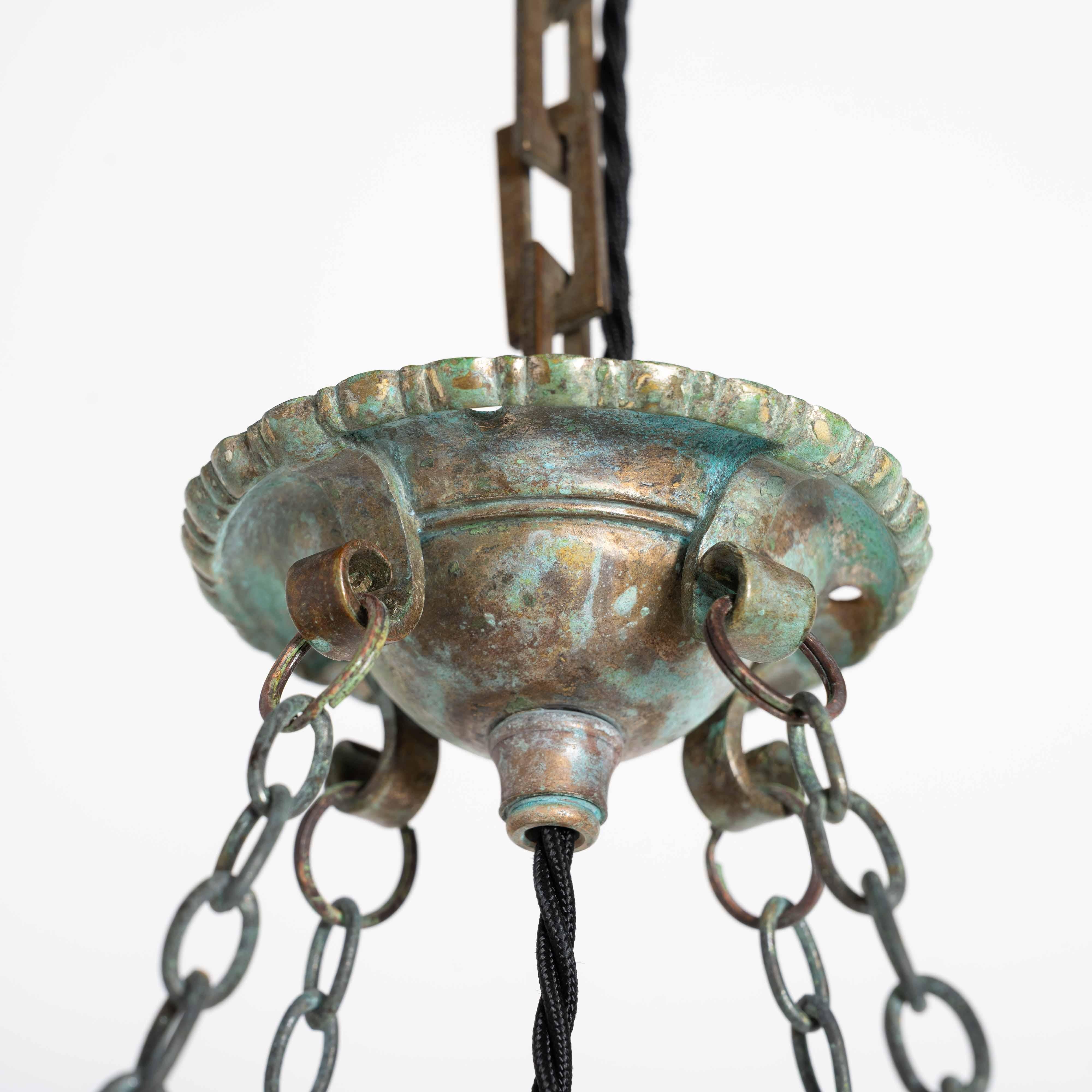 Grande Plafoniera inglese in vetro tagliato con finiture di qualità e Verdigris naturale In condizioni buone in vendita a Nottingham, GB