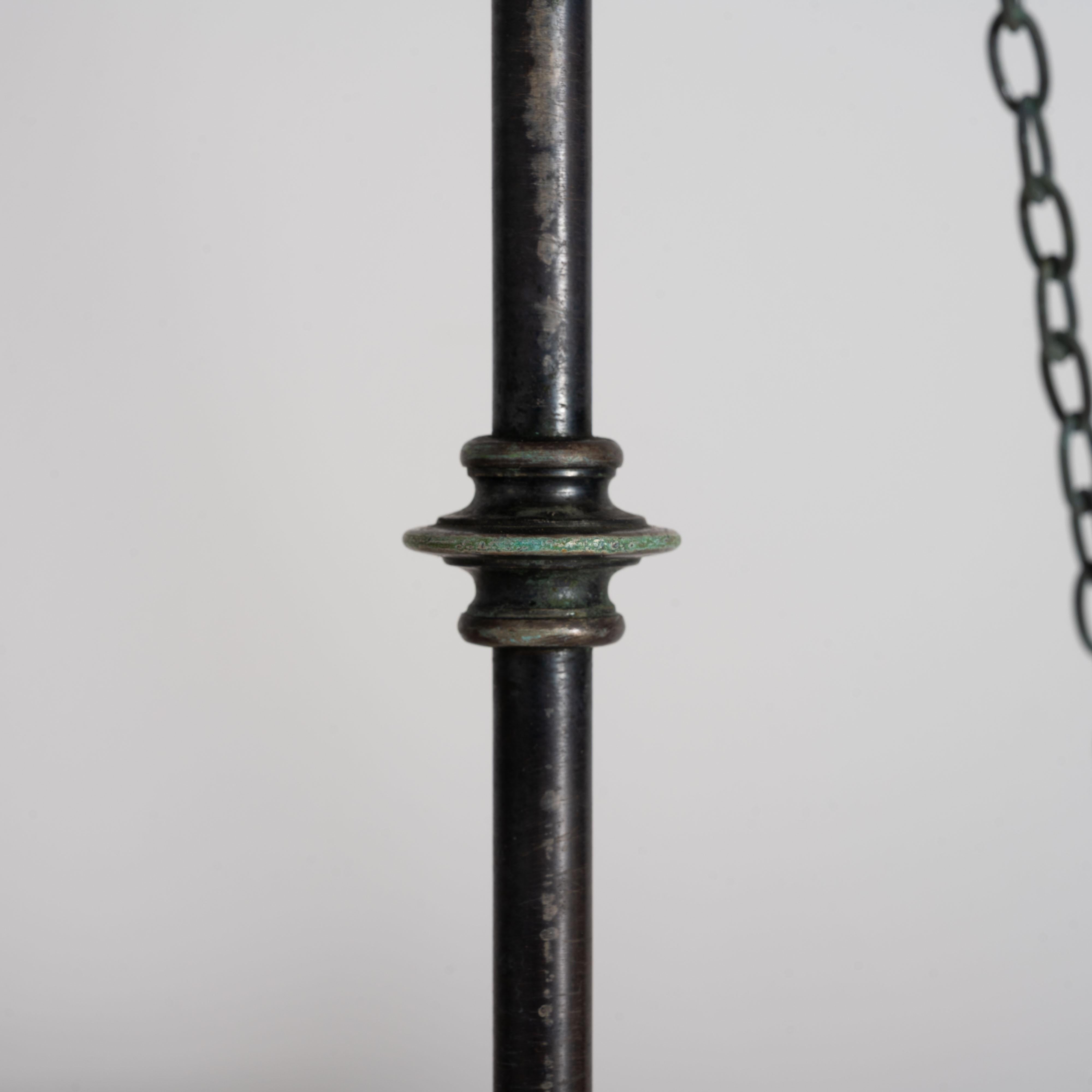 XX secolo Grande Plafoniera inglese in vetro tagliato con finiture di qualità e Verdigris naturale in vendita