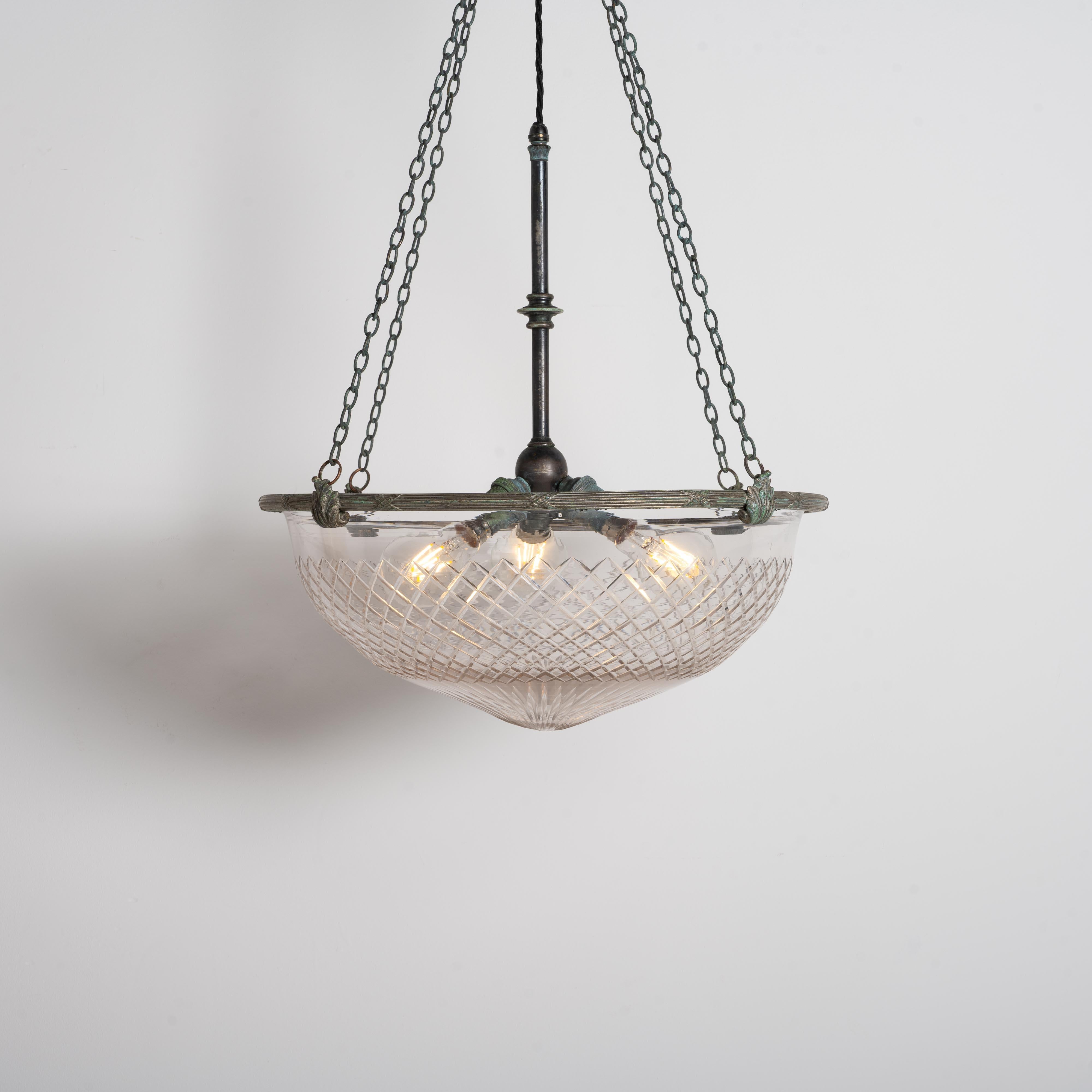 Ottone Grande Plafoniera inglese in vetro tagliato con finiture di qualità e Verdigris naturale in vendita