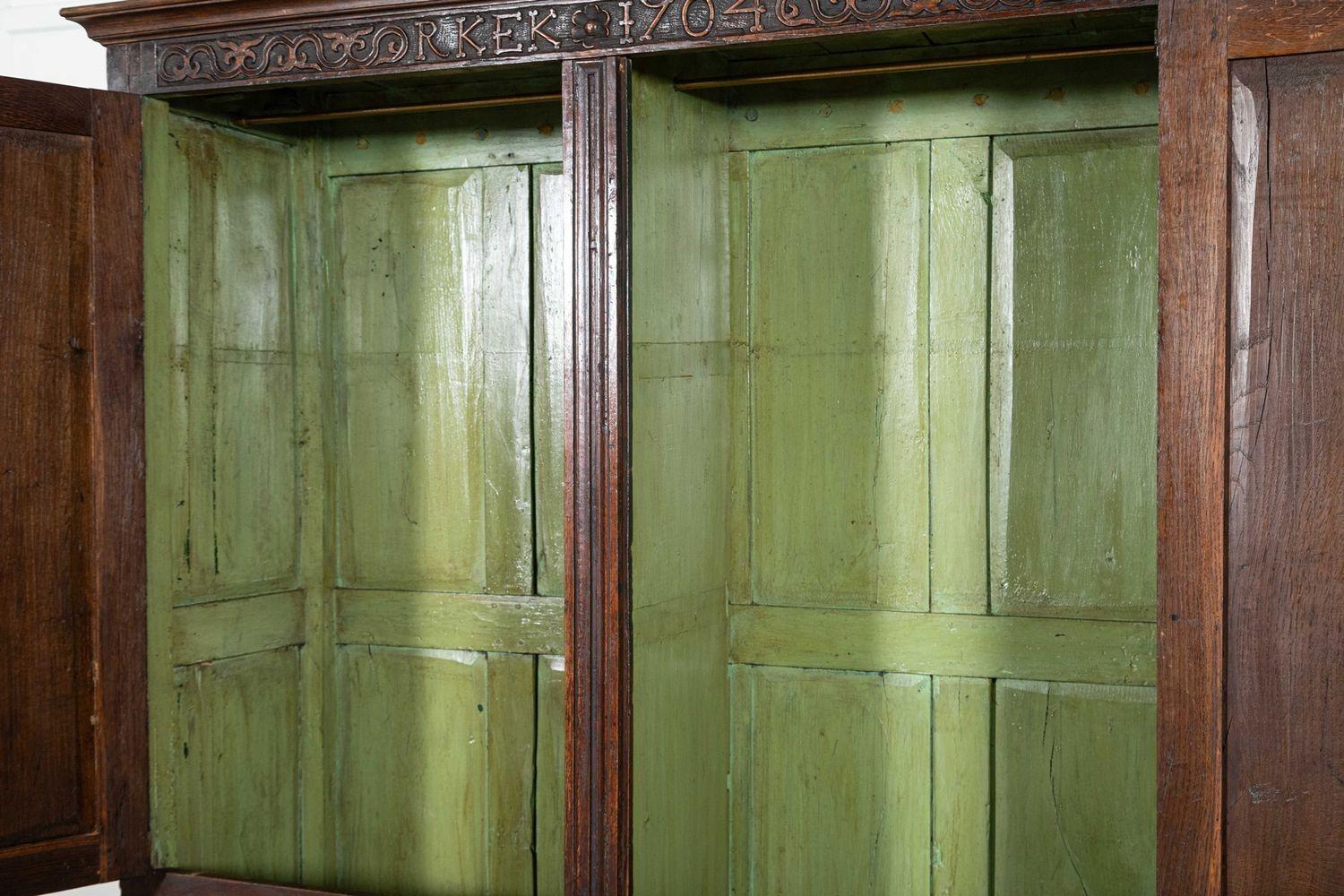 Grande armadio nuziale inglese del primo Settecento in Oak intagliato in vendita 5