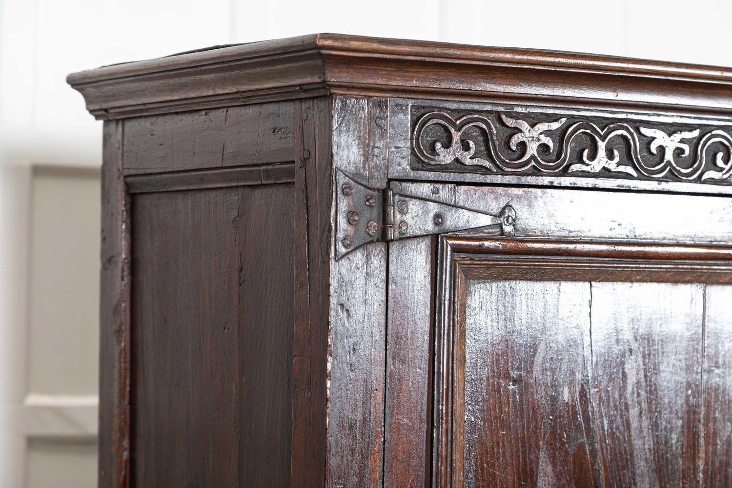 Grande armadio nuziale inglese del primo Settecento in Oak intagliato in vendita 7