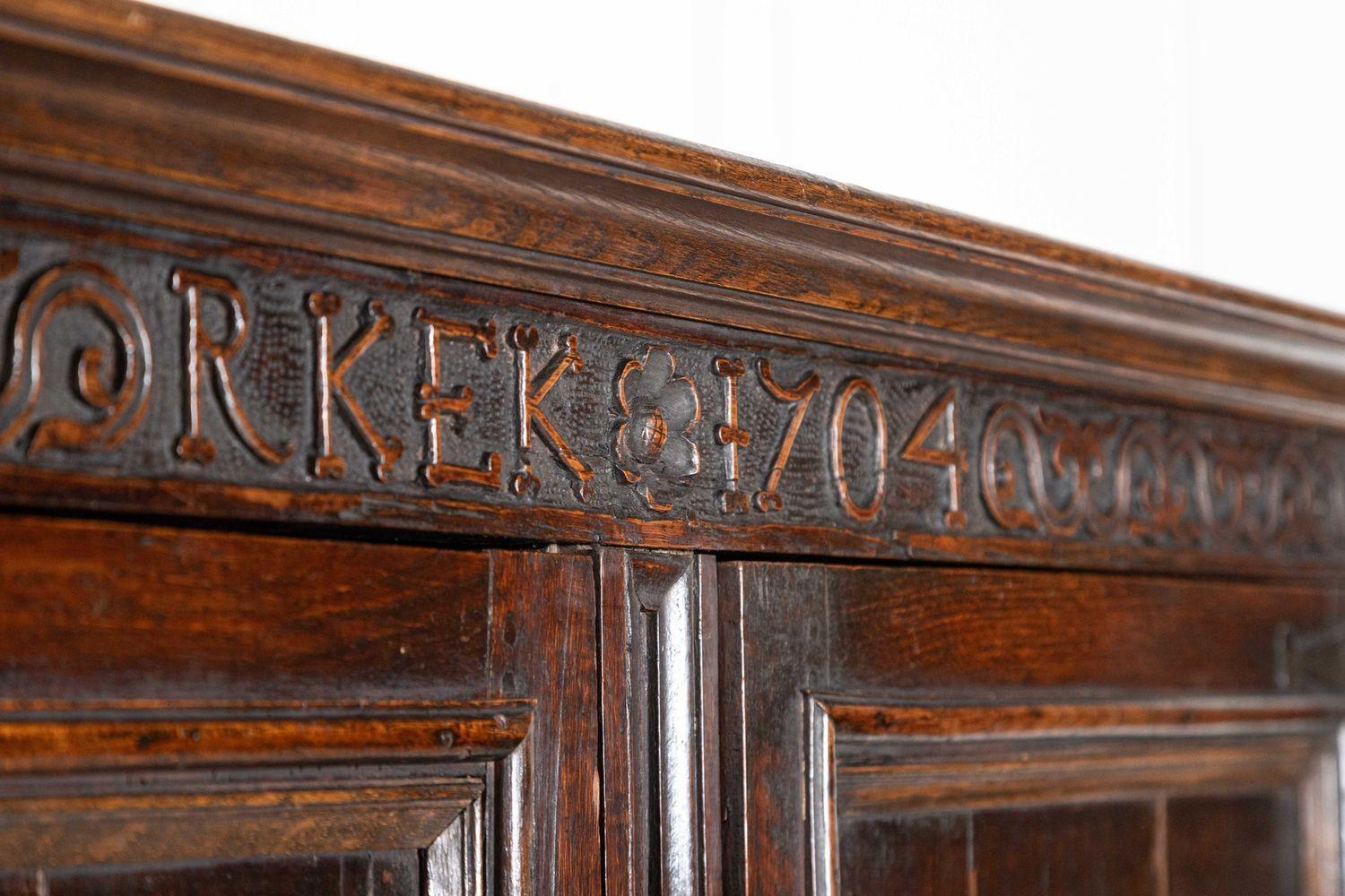 Grande armadio nuziale inglese del primo Settecento in Oak intagliato in vendita 8