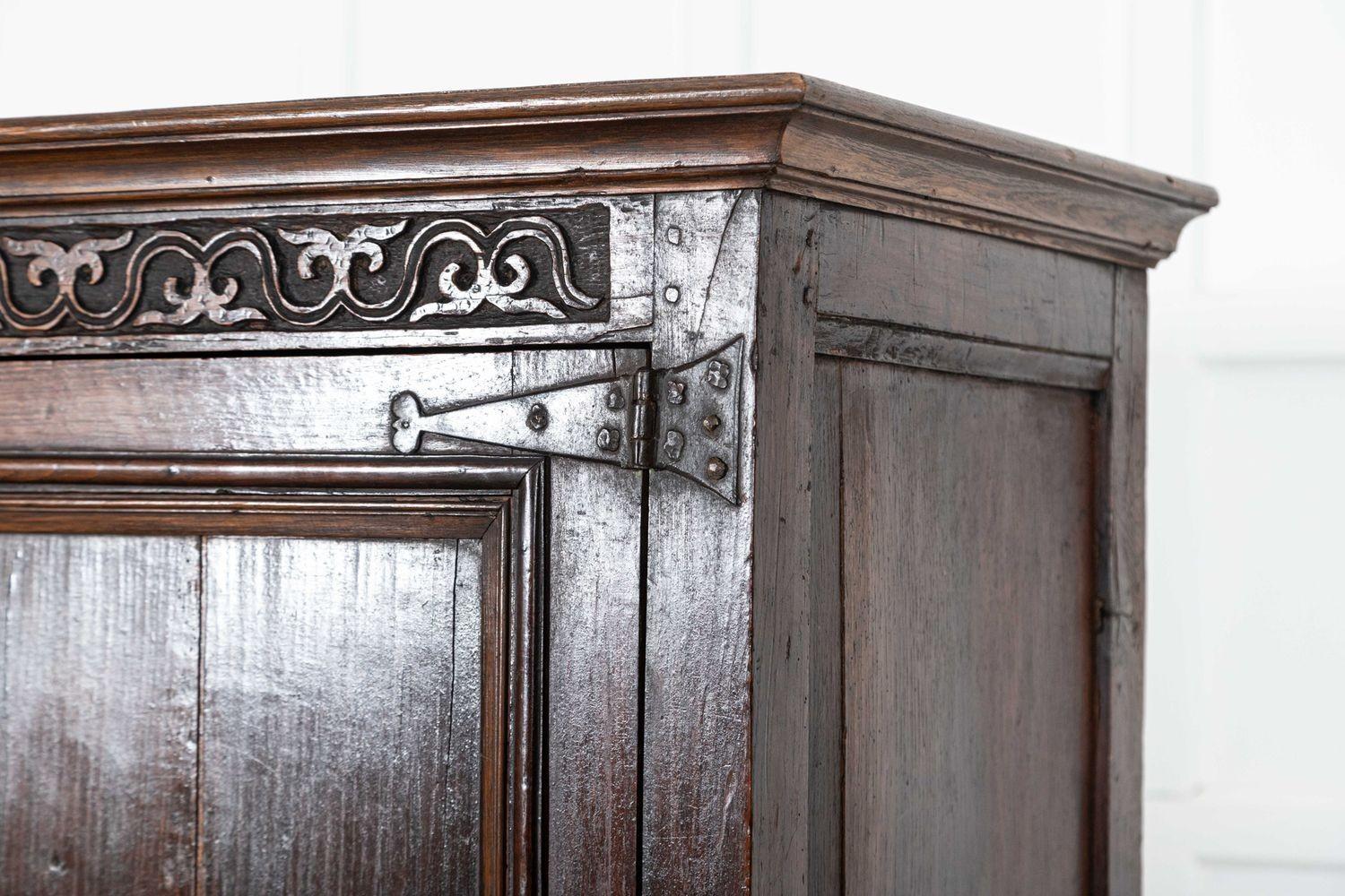 Grande armadio nuziale inglese del primo Settecento in Oak intagliato in vendita 9