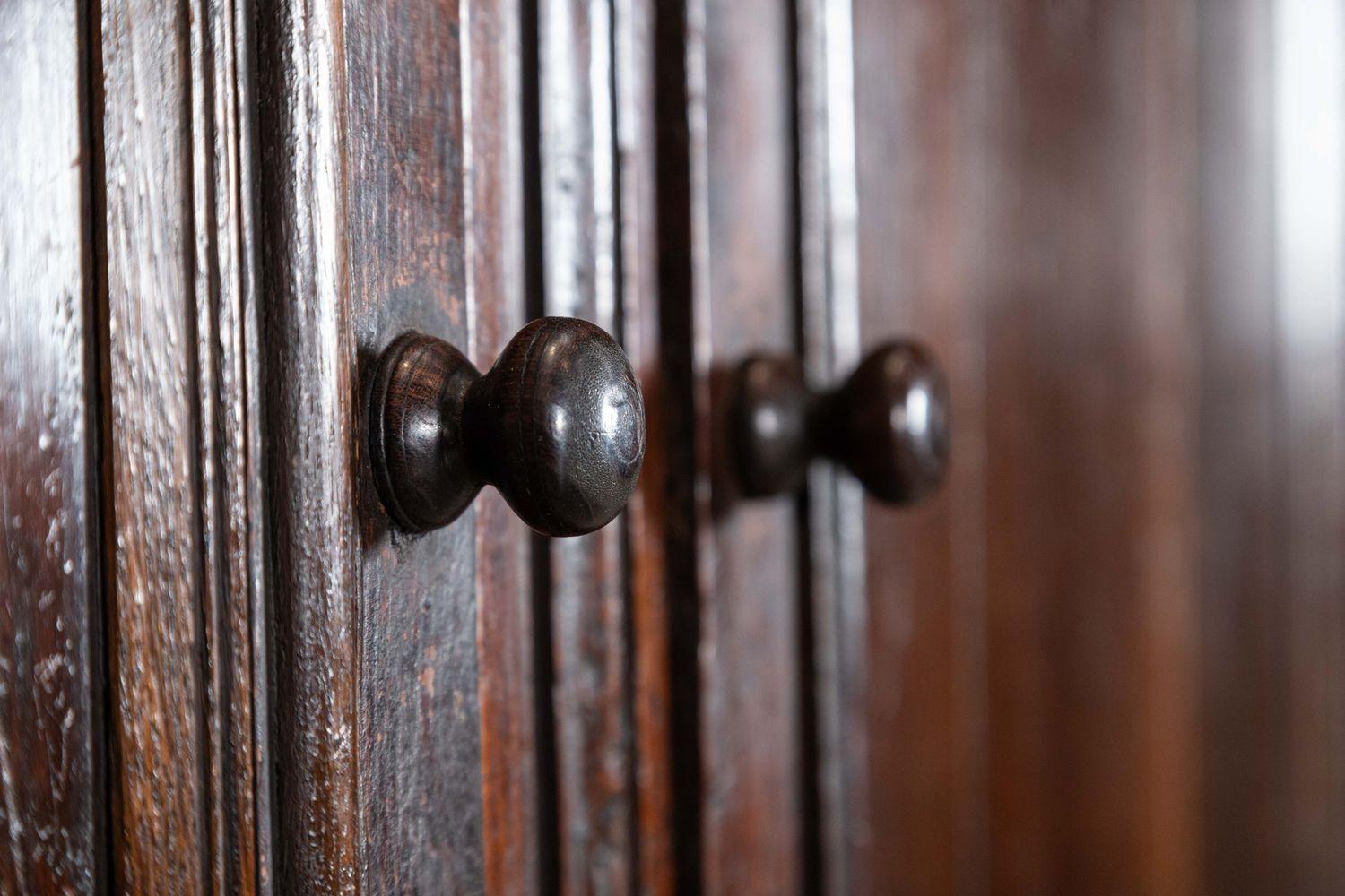 Grande armadio nuziale inglese del primo Settecento in Oak intagliato in vendita 10