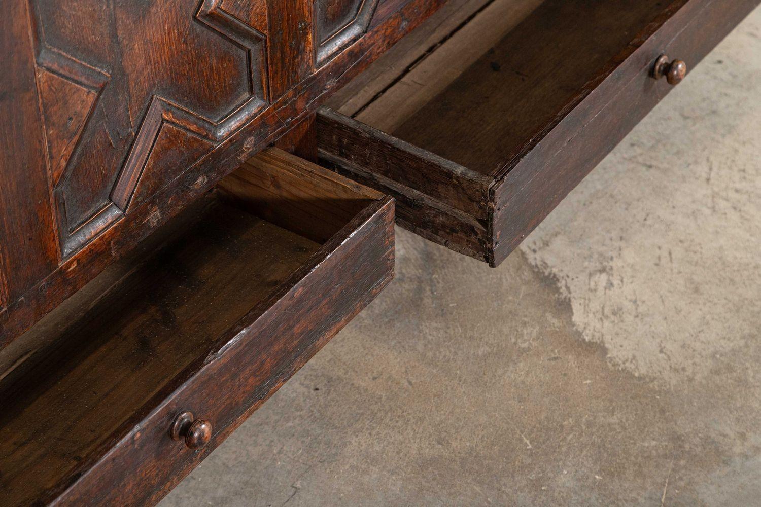 Grande armadio nuziale inglese del primo Settecento in Oak intagliato in vendita 11