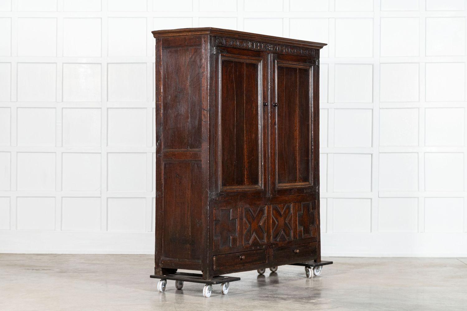 Fino al XVIII secolo Grande armadio nuziale inglese del primo Settecento in Oak intagliato in vendita