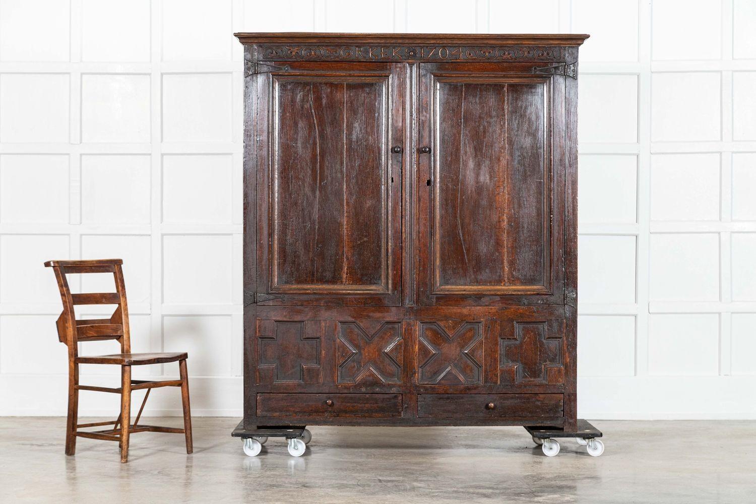Quercia Grande armadio nuziale inglese del primo Settecento in Oak intagliato in vendita
