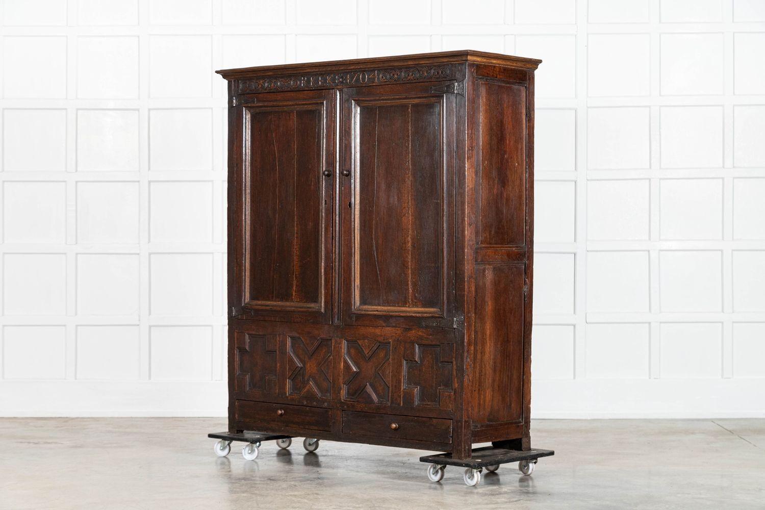 Grande armadio nuziale inglese del primo Settecento in Oak intagliato in vendita 1